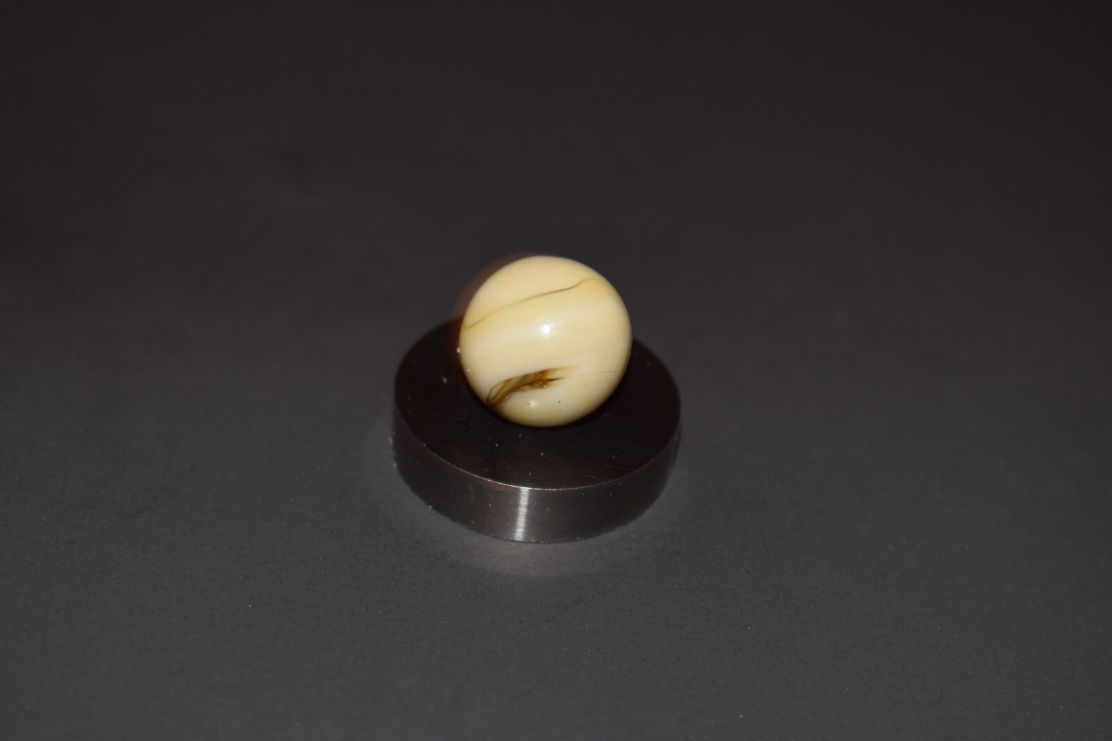⭐Vintage Alley🎹🐘Ivory Color Base Glass Toy Marble Size .593″=19/32 MINT⭐
