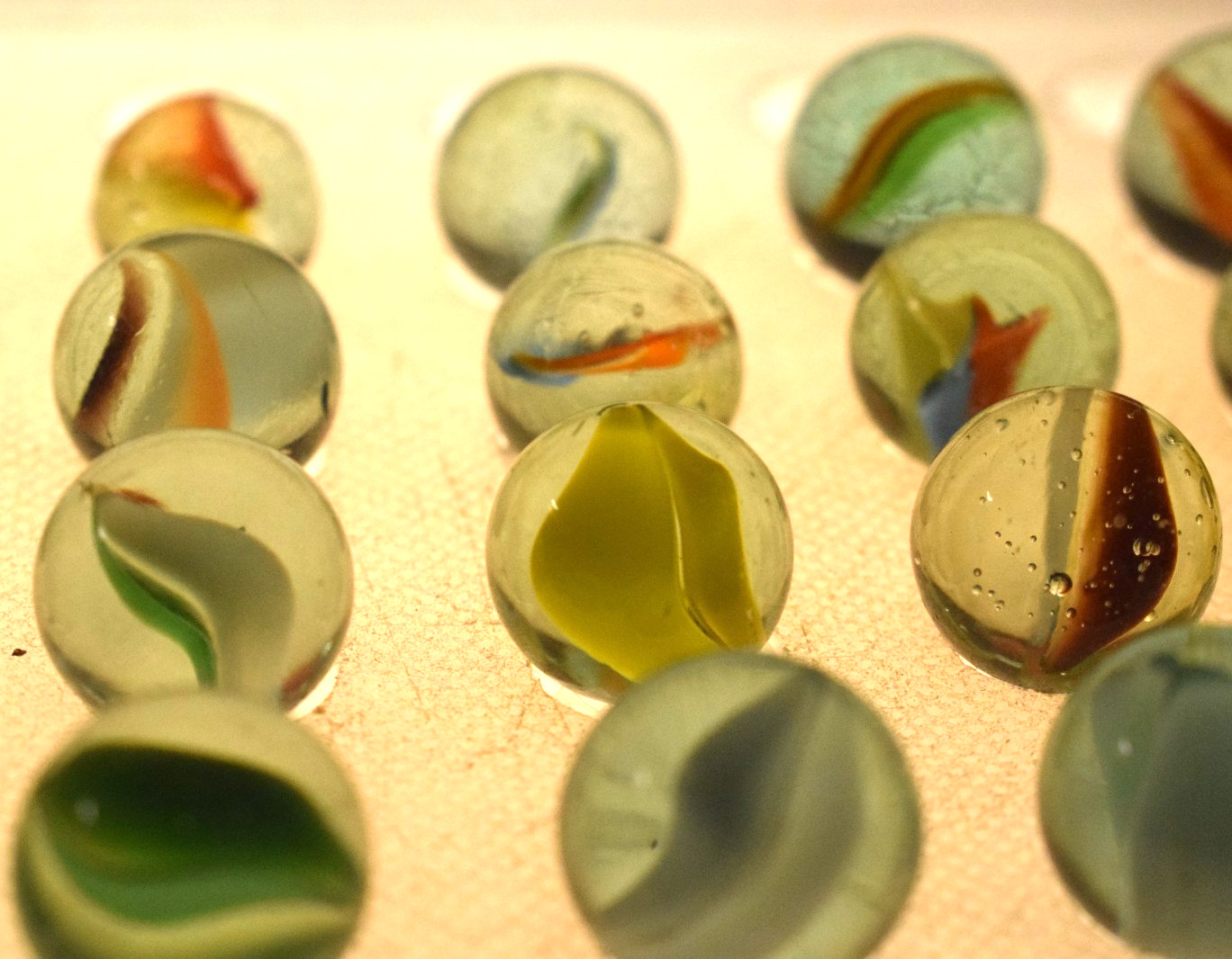 JAPAN CLEAR GREEN MARBLES CATS EYE BANANA 21PC LOT 1960s VINTAGE RED BLUE YELLOW
