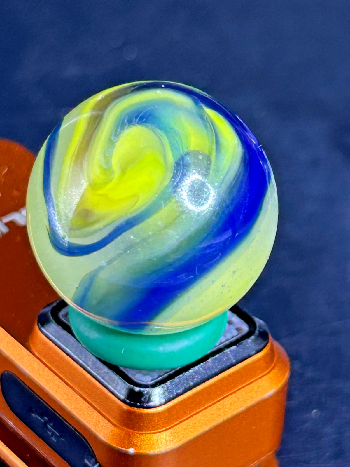 Vintage Akro Agate Blue Oxblood “Egg Yolk” Popeye Marble, .87″, Wet Mint, #OB1