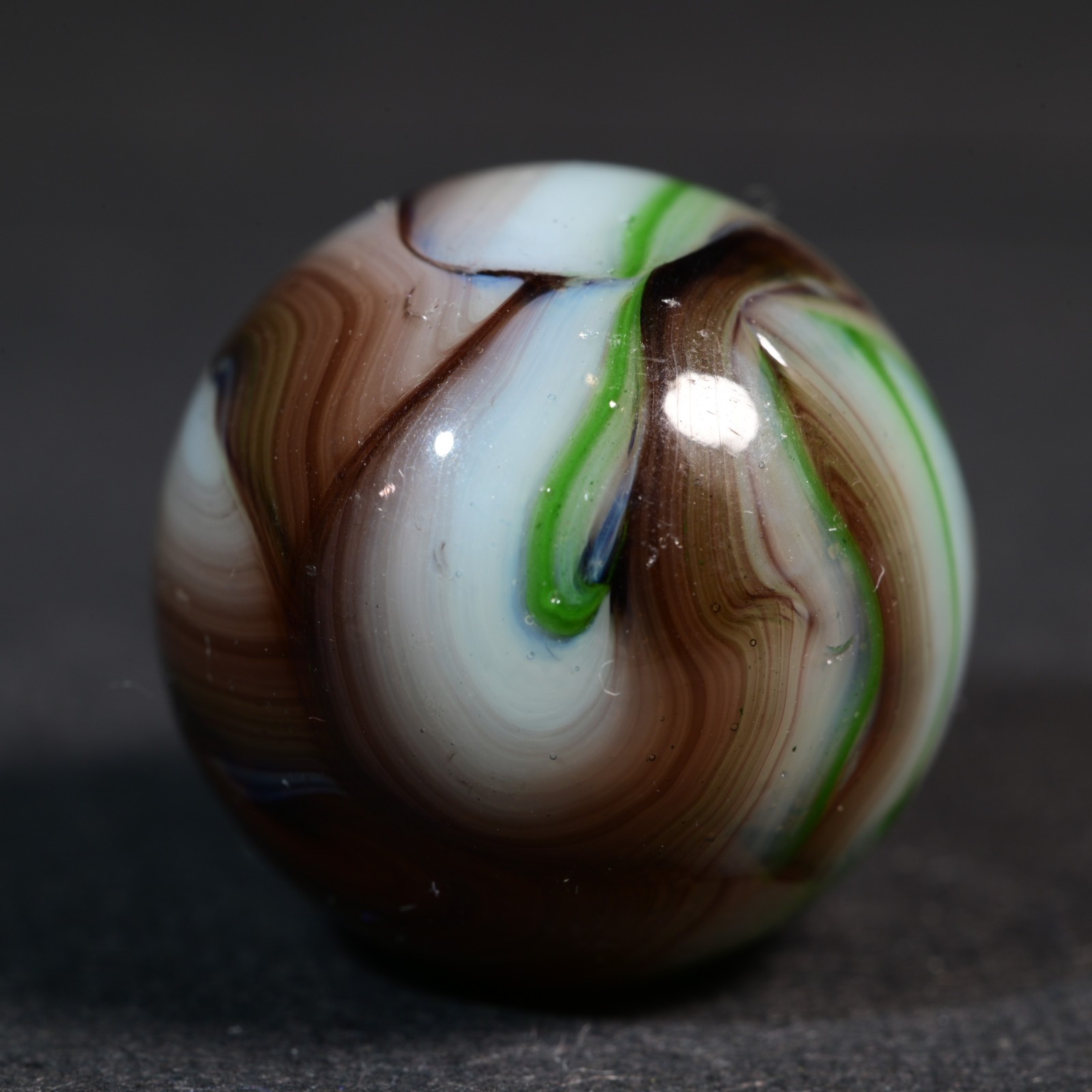 Veiligglas Opaque Vintage Marble 1960’s Choc & Fine Green Tendrils 16.7mm 21/32′