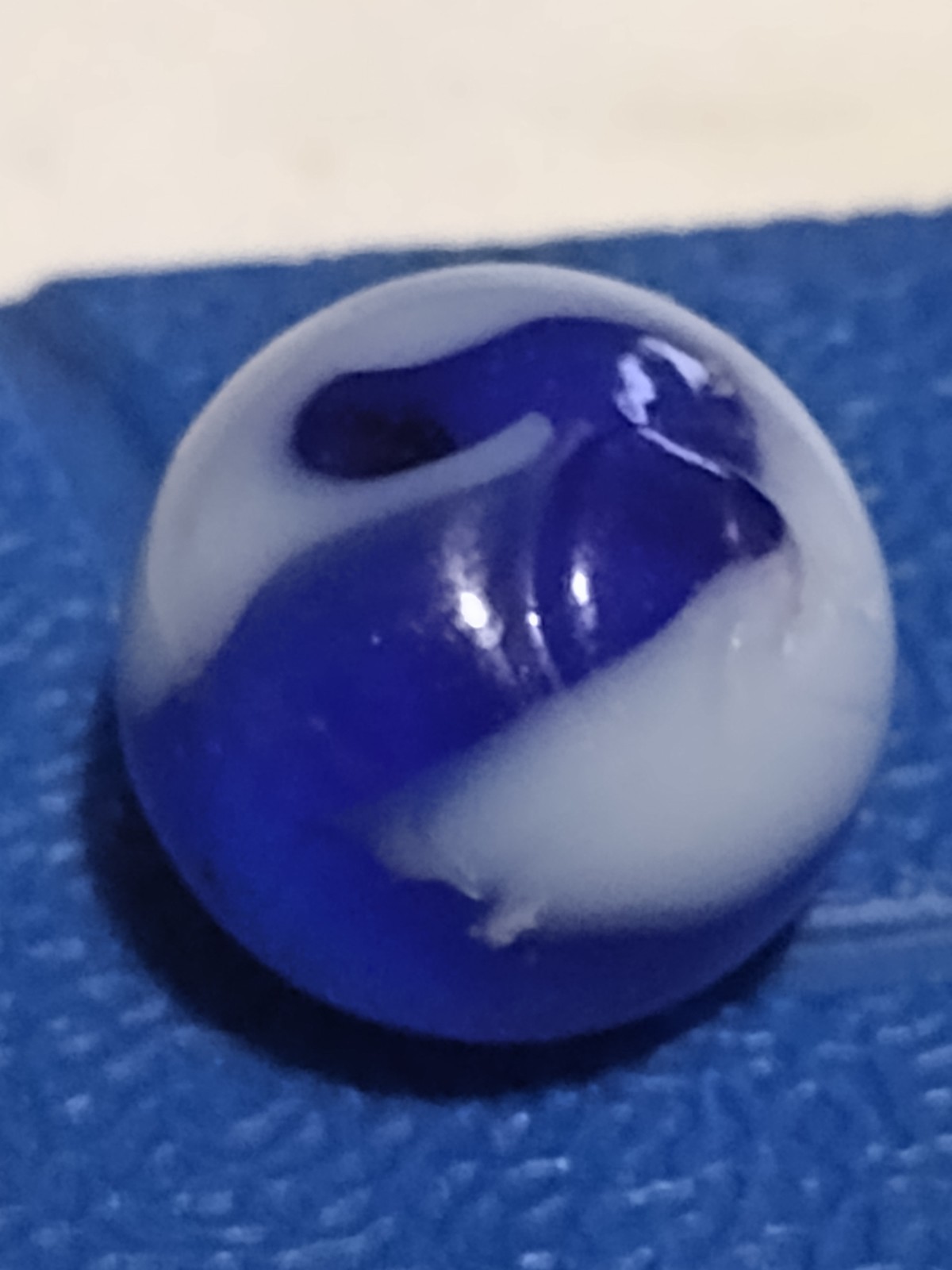 🎁Vintage Blue & White Swirl Marble .62 Very Good Condition