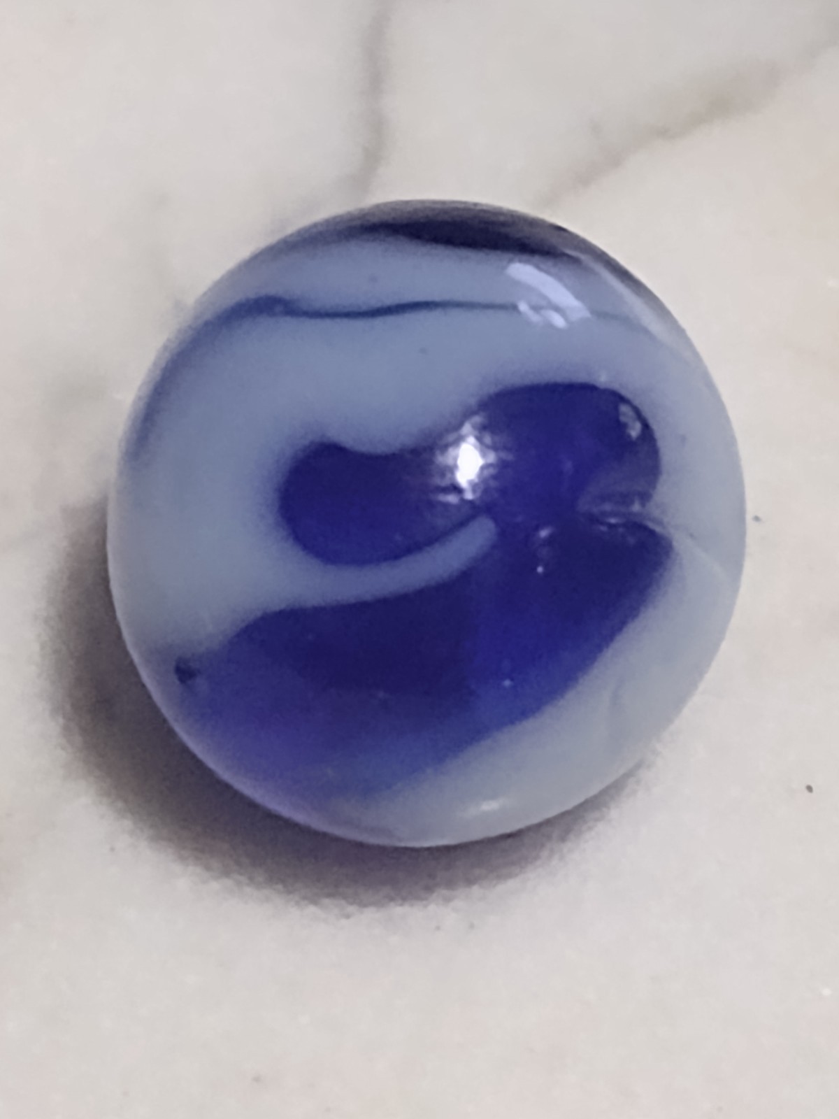 🎁Vintage Blue & White Swirl Marble .62 Very Good Condition