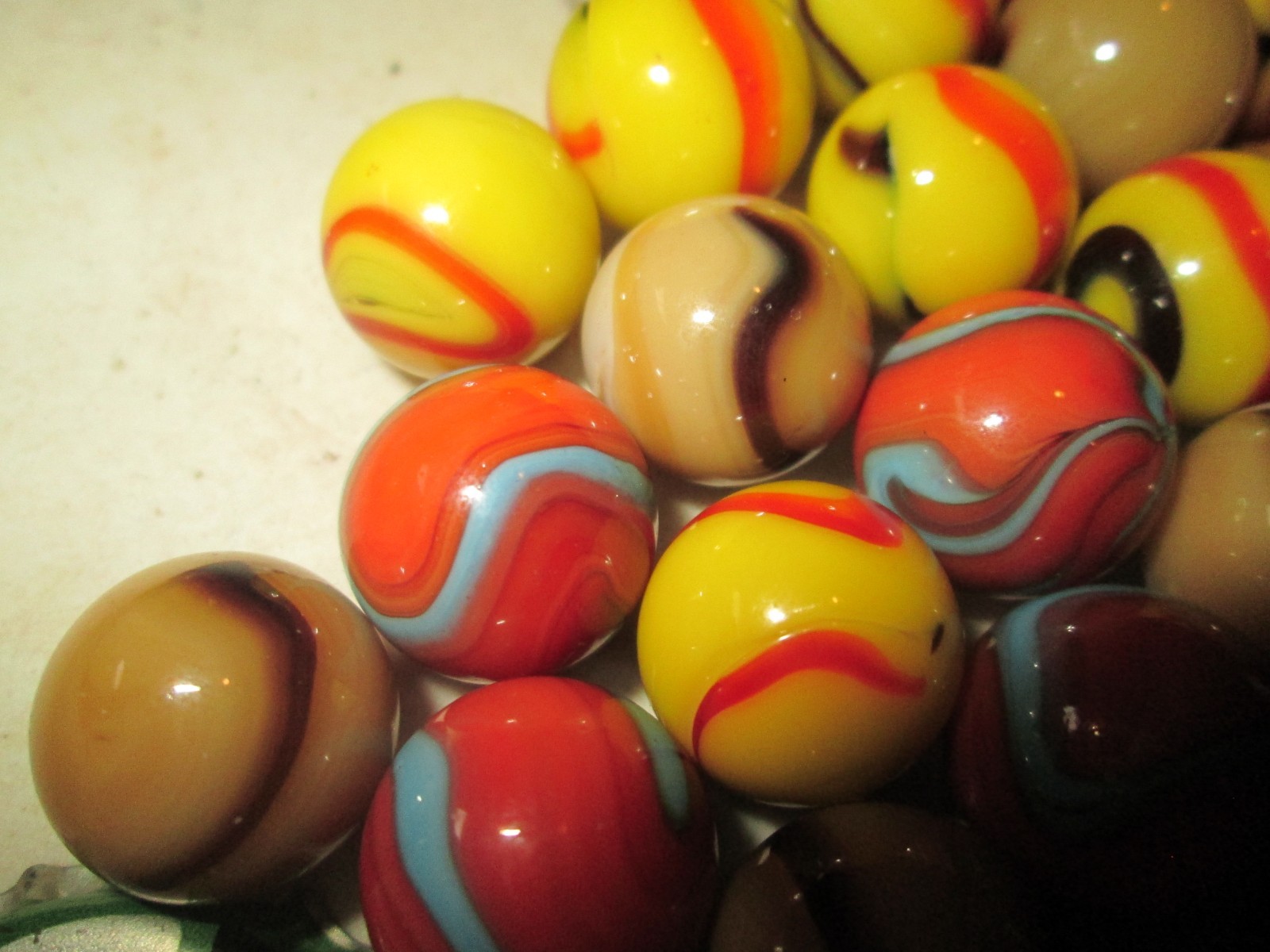 LOT OF 75 VINTAGE Swirl Marbles SOME CATSEYE SHOOTER SOME DIFFERENT COLORS