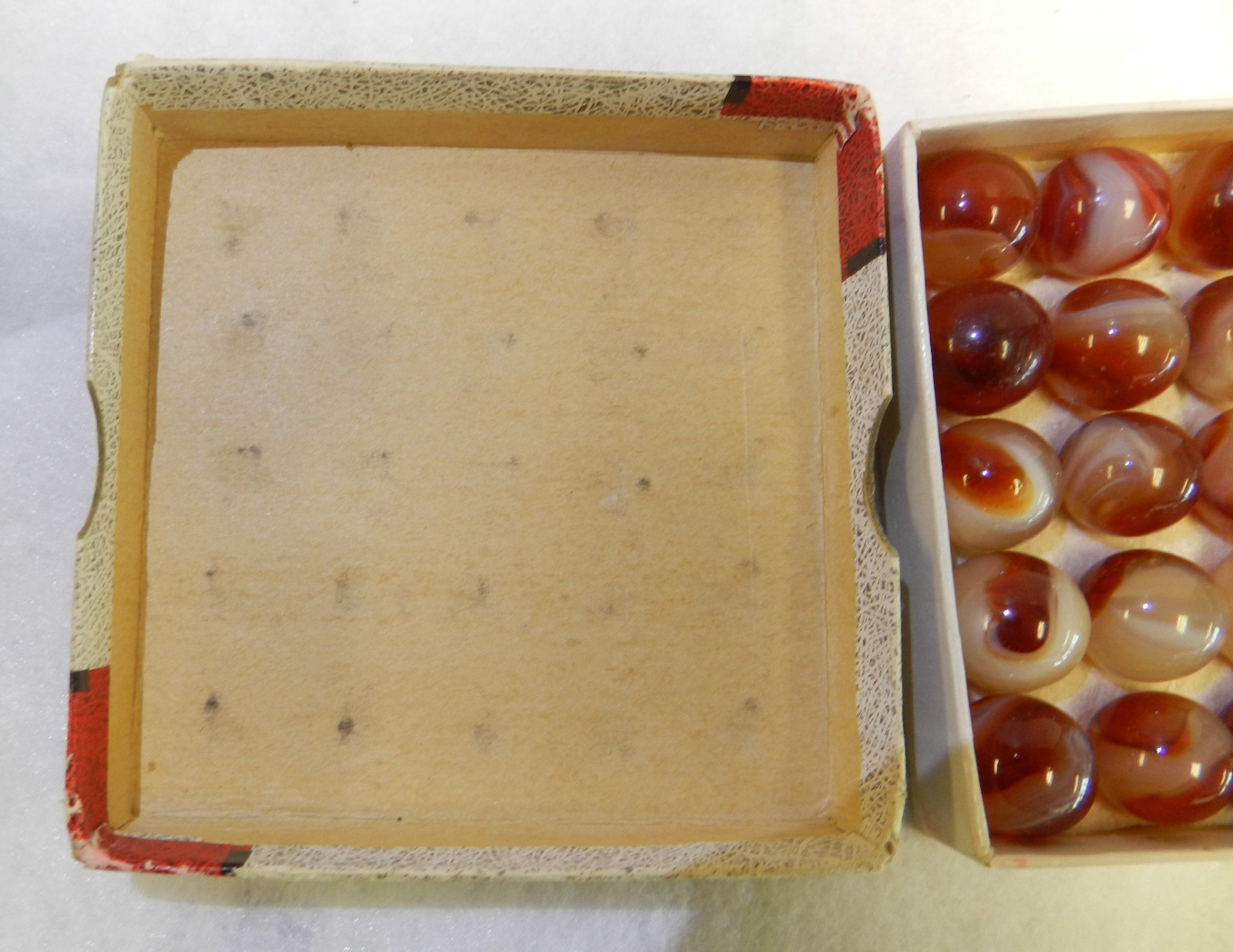 #20460m Very Nice Akro Agate Carnelian Box No 1 With Marbles