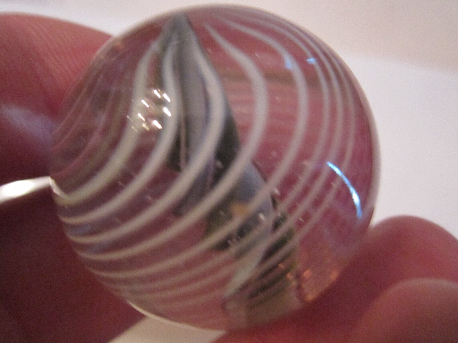 VINTAGE MARBLE SHOOTER – 1 1/4″ IN DIAMETER – SOLID CORE WITH WHITE – OFC-7