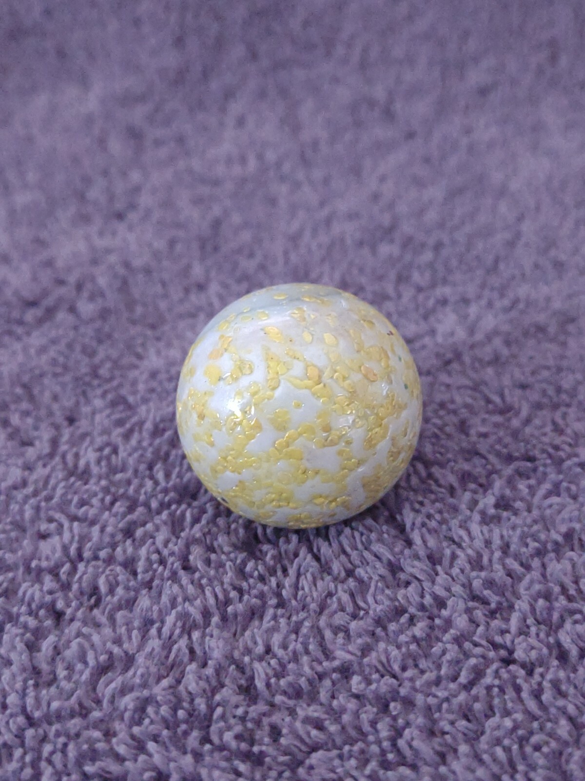 Vintage 3 cm White & Yellow/Gold Speckled Shooter Marble – Very Good Condition