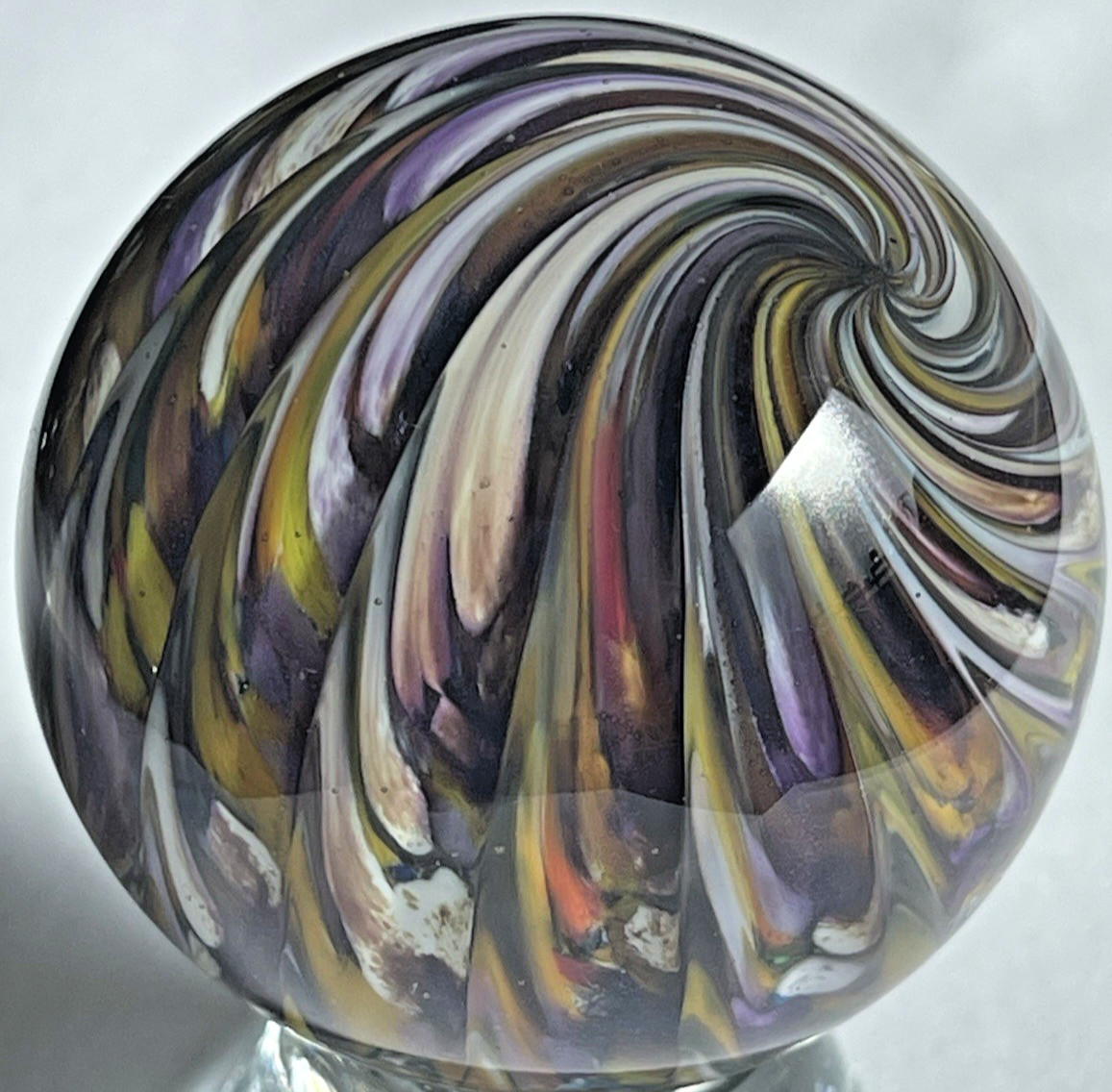 08 STEVE DAVIS MARBLE SIGNED GLASS ART LARGE 1.94″ PURPLE RED YELLOW WHITE TWIST