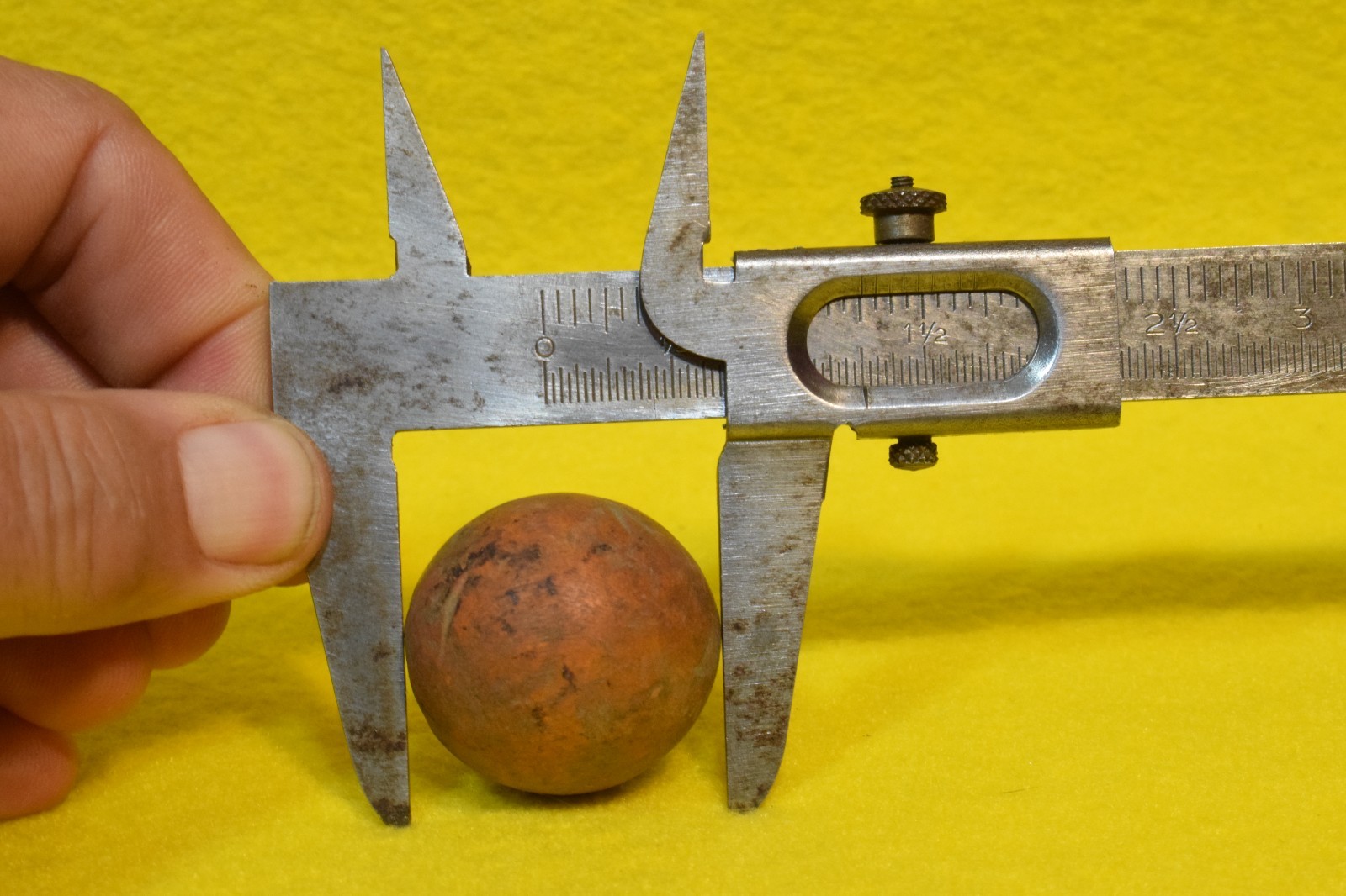 ANTIQUE CLAY MARBLE TAN OCHRE BLACK SHOOTER HAND ROLLED 1-1/4″ ART TOY HISTORY