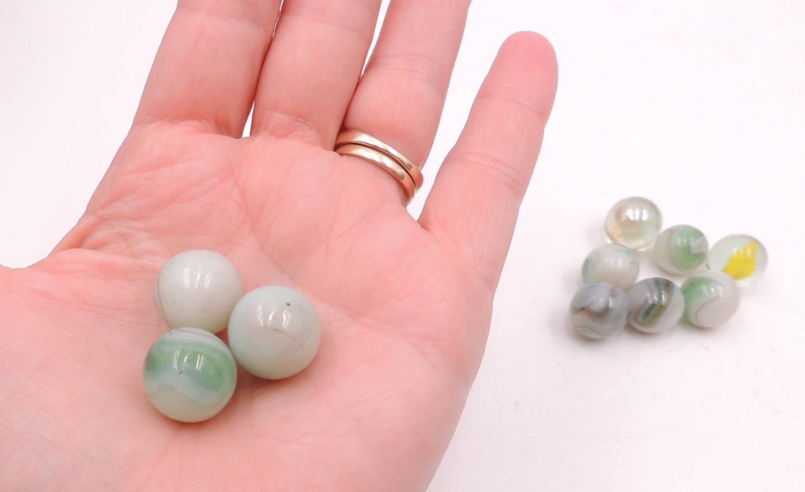 Lot: 10 Vintage Akro Agate Peltier Swirl Glass Marble Banana Cats Eye Conqueror