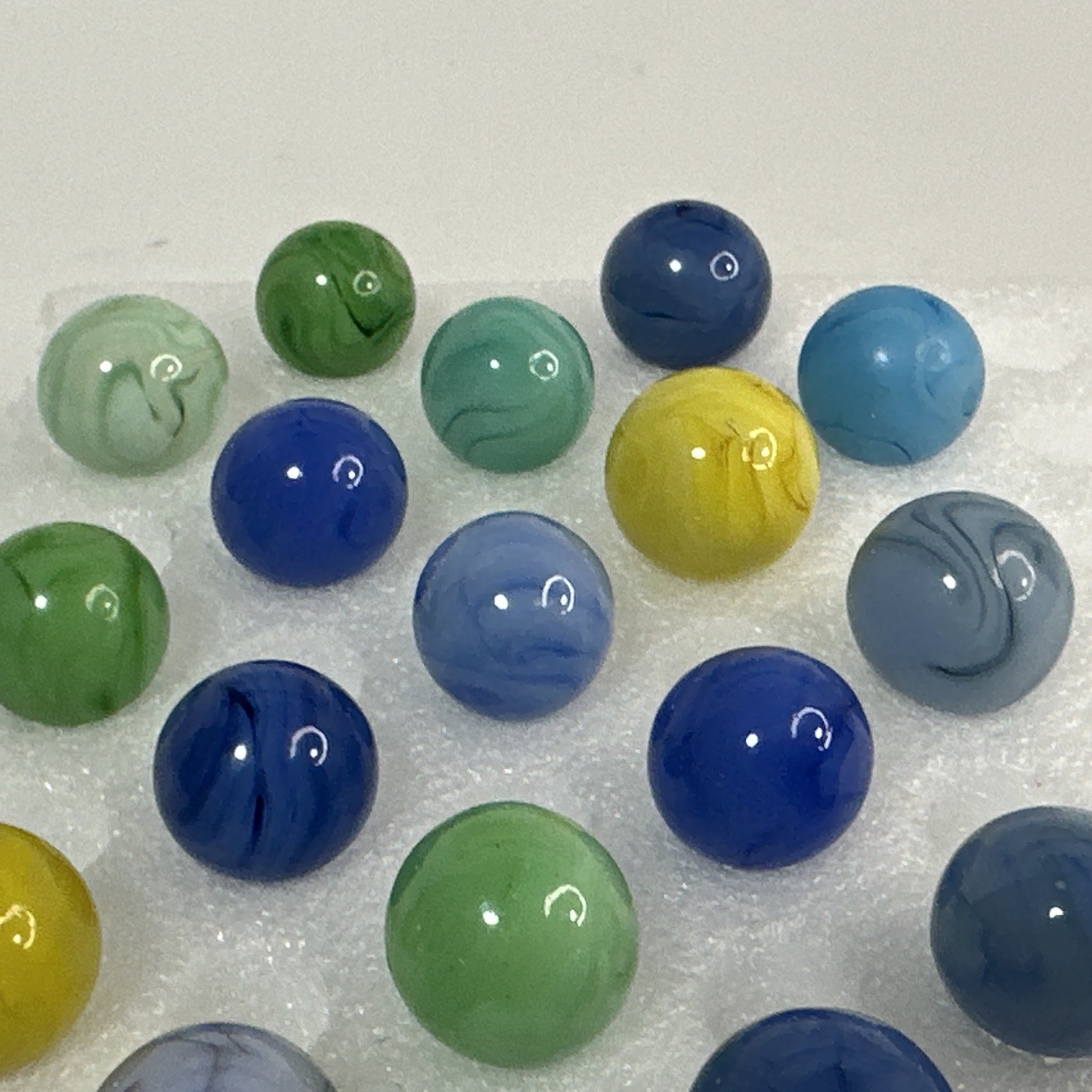 044 Lot Of 25 Champion Swirl Marbles! Beautiful Spread