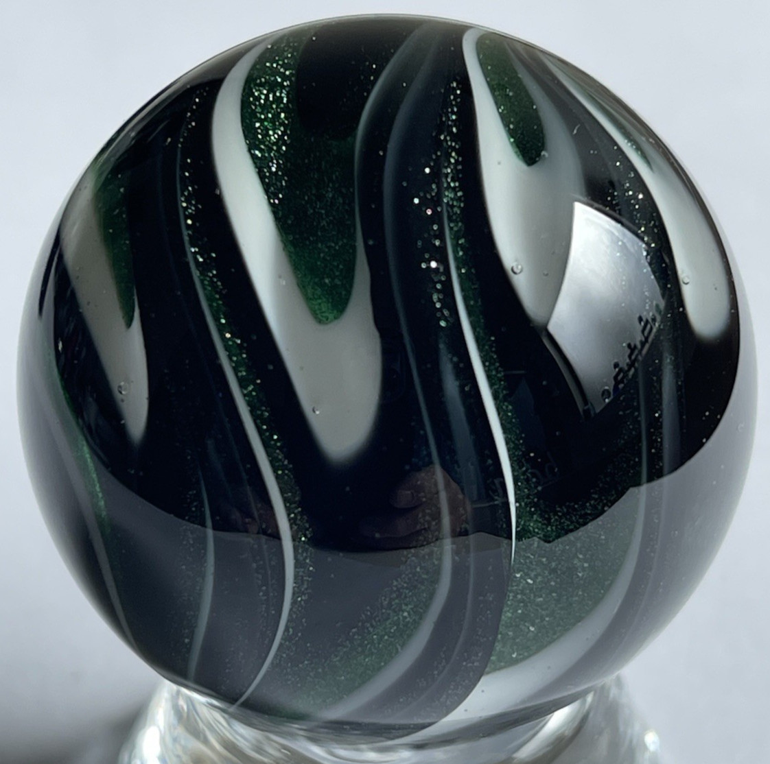 2015 RICK DAVIS MARBLE SIGNED HANDMADE GLASS ART 1.52 BLACK WHITE GREEN SPARKLE