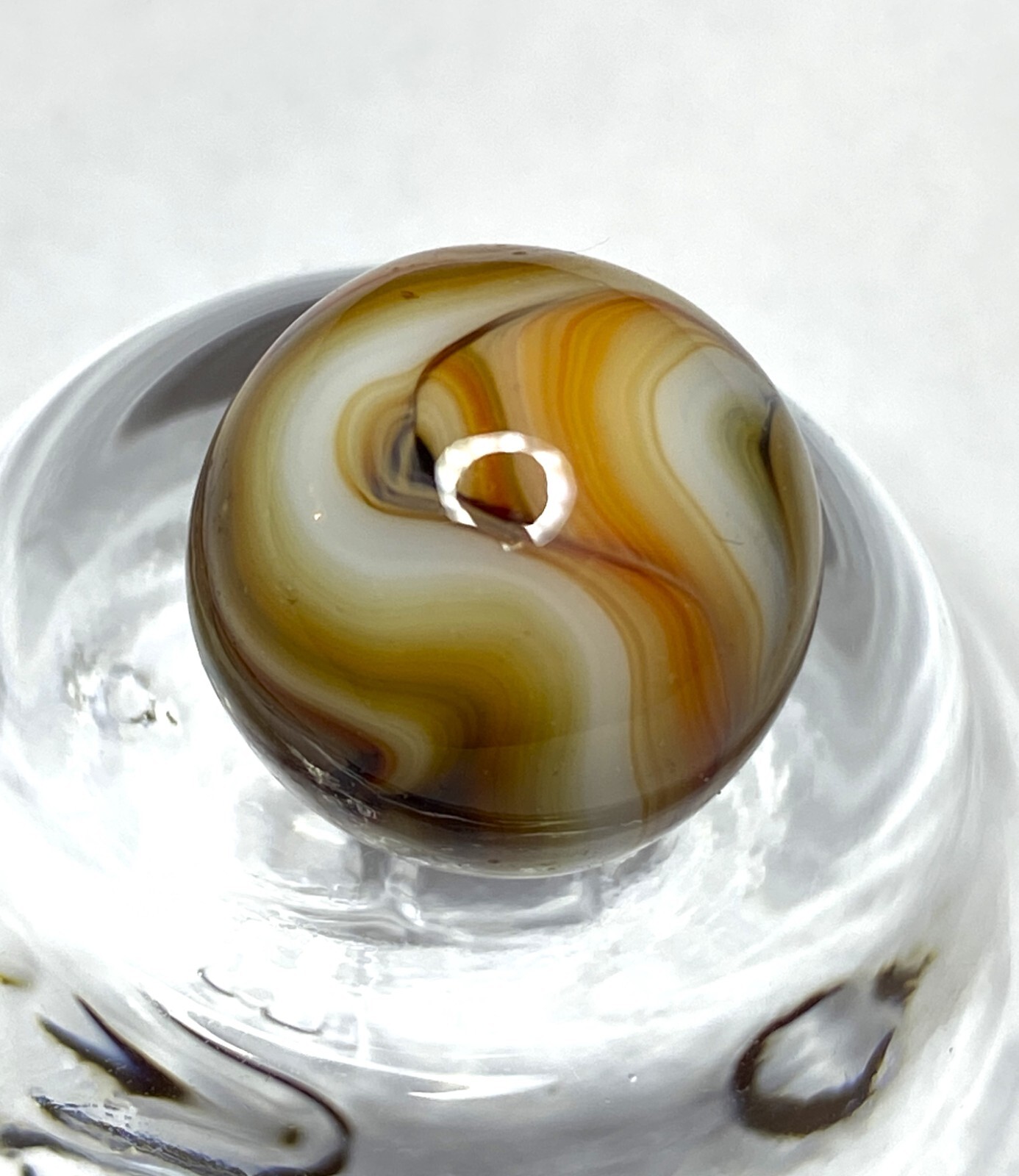 OLDER CHAMPION AGATE OPAQUE BASE WHITE BASE SWIRL NM+/- .60″ M256