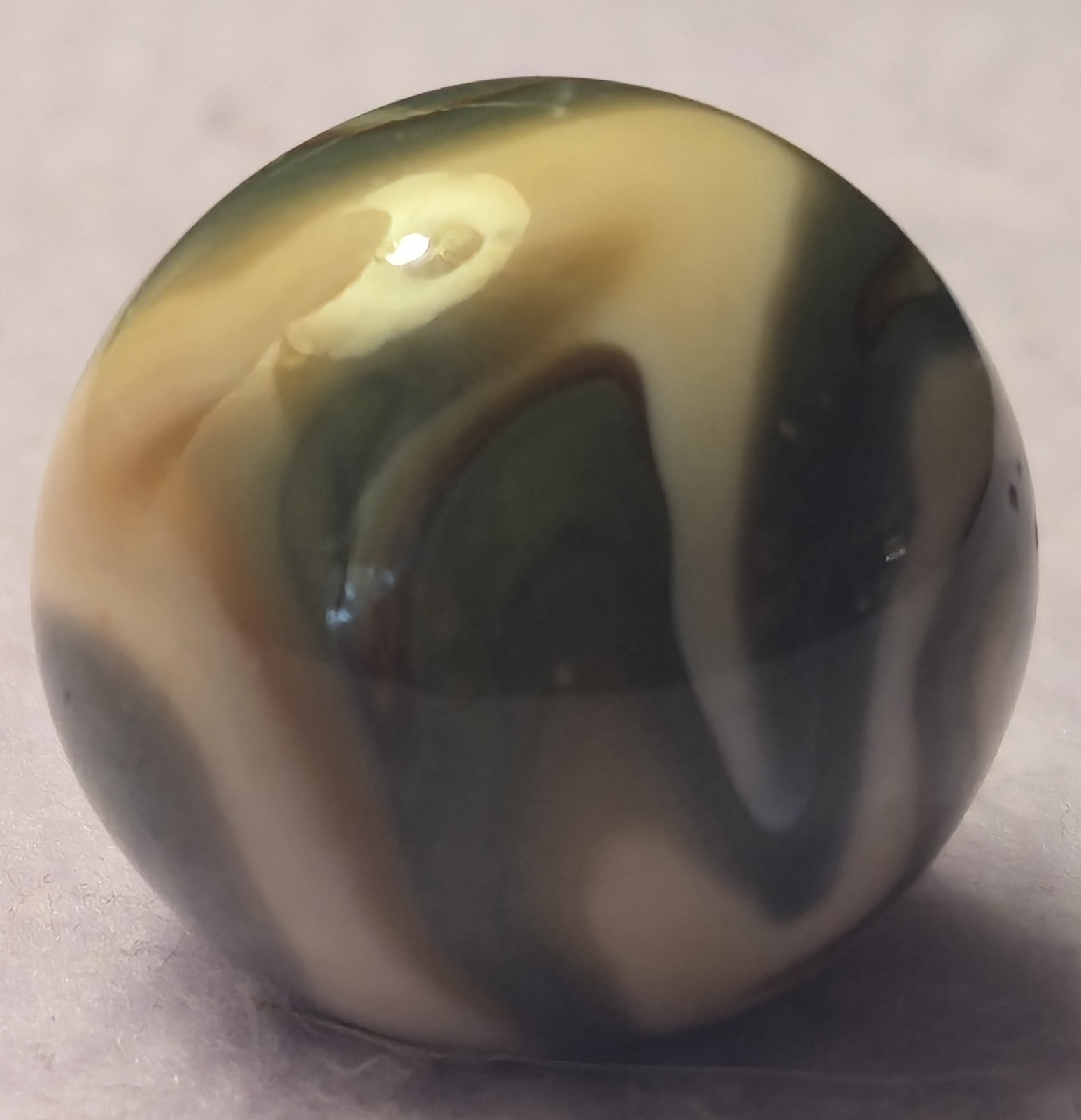Vintage Ravenswood Novelty Works Shooter Marble .95″ Green Raven Mint Condition