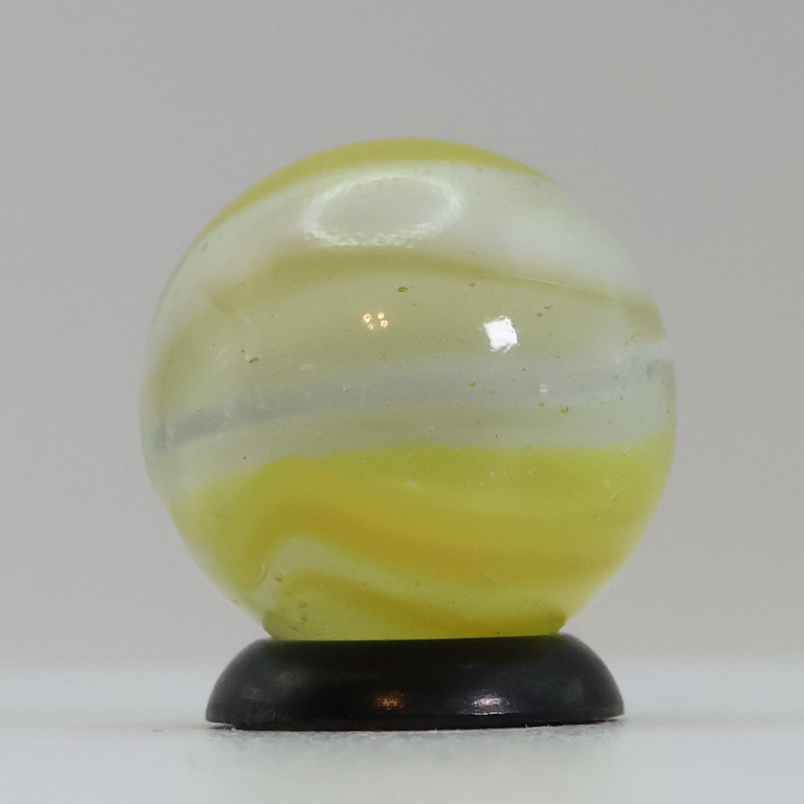 11/16″ Peliter Rainbo Clear Based Marble Yellow & White M-