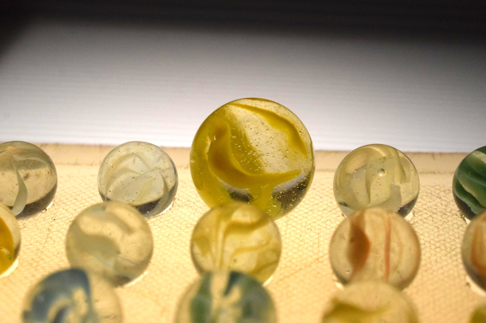 VITRO AGATE MARBLES CATS EYE 6 VEIN CAGE 69PC MIXED LOT PLUS ONE YELLOW SHOOTER