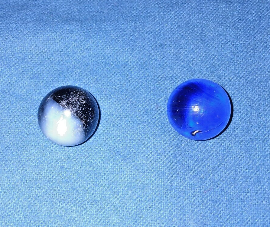 VINTAGE 1 COBALT BLUE &1 BLACK or DARK PURPLE & WHITE MARBLEs 5/8″ PONTIL AKRO?