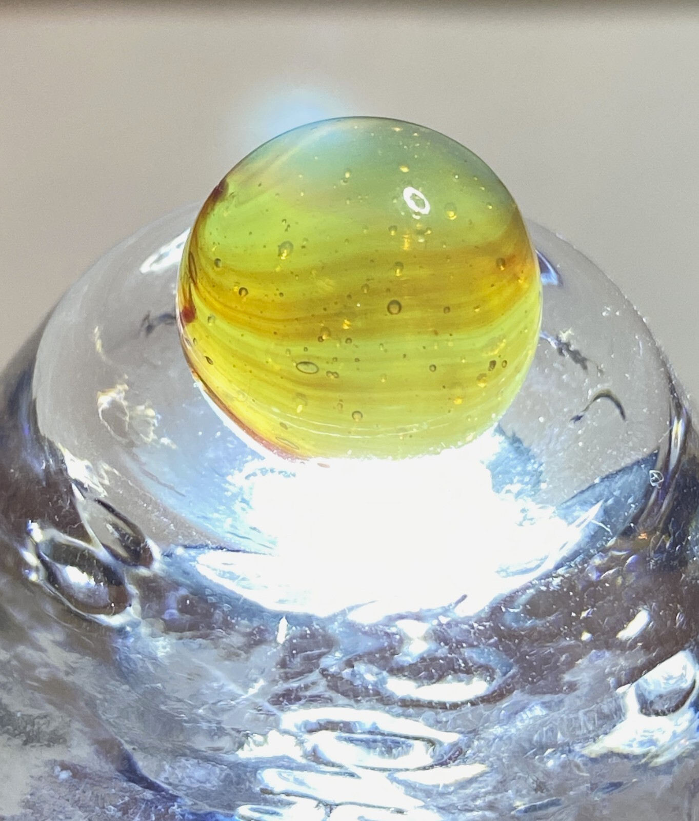 CLEAR BASE TRILIGHT BUTTERMILK VITRO AGATE OXBLOOD .59″ NM + – BLOW-HOLES MF27