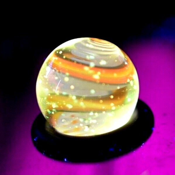 BRYAN TRILLAS GLASS MARBLE/.518″-RARE YELLOW BLACKLIGHT CLOWNFISH-YELLOW,ORANGE+