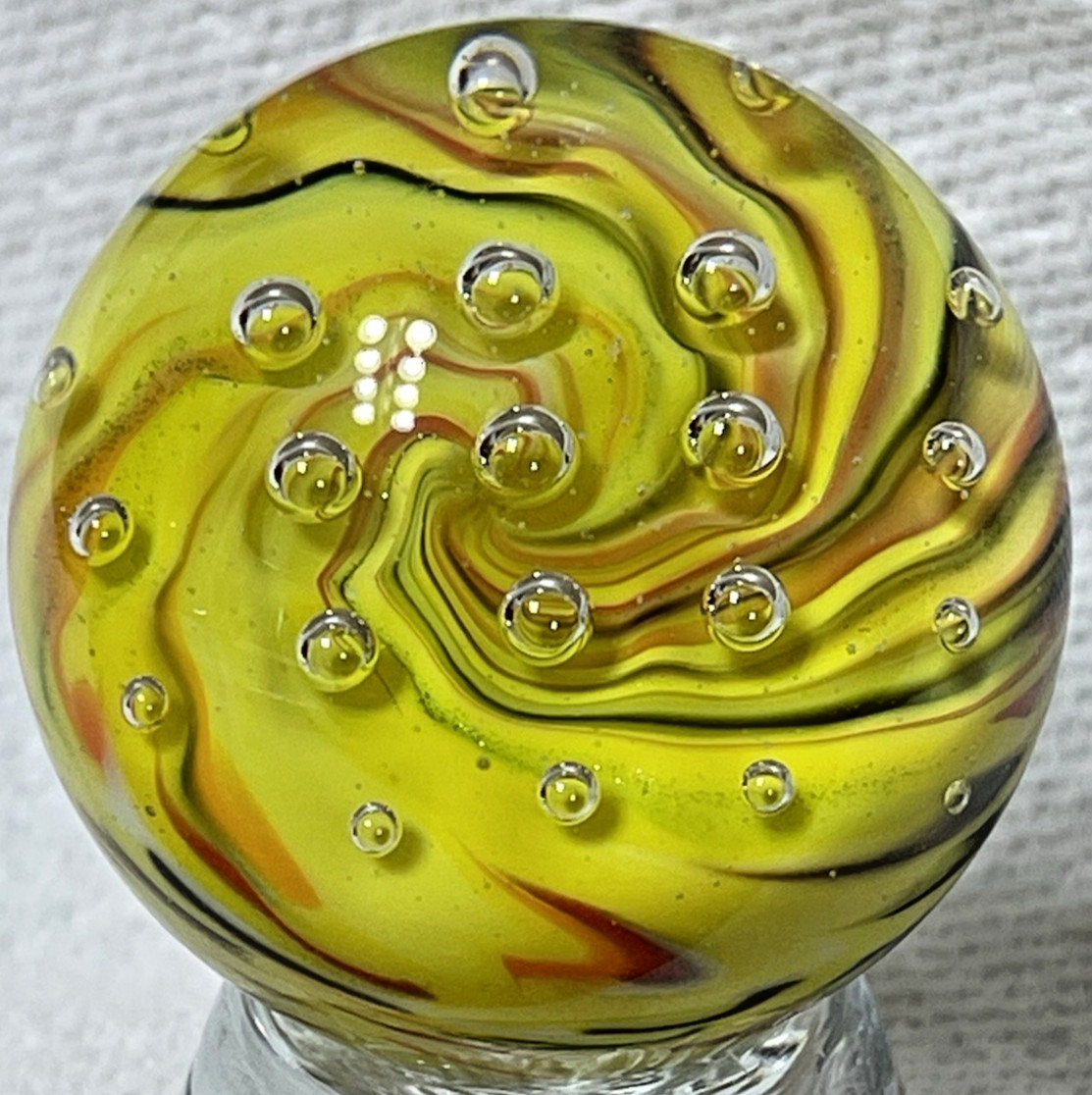 2015 RICK DAVIS MARBLE SIGNED HANDMADE GLASS ART 1.50 YELLOW ORANGE RED BUBBLES