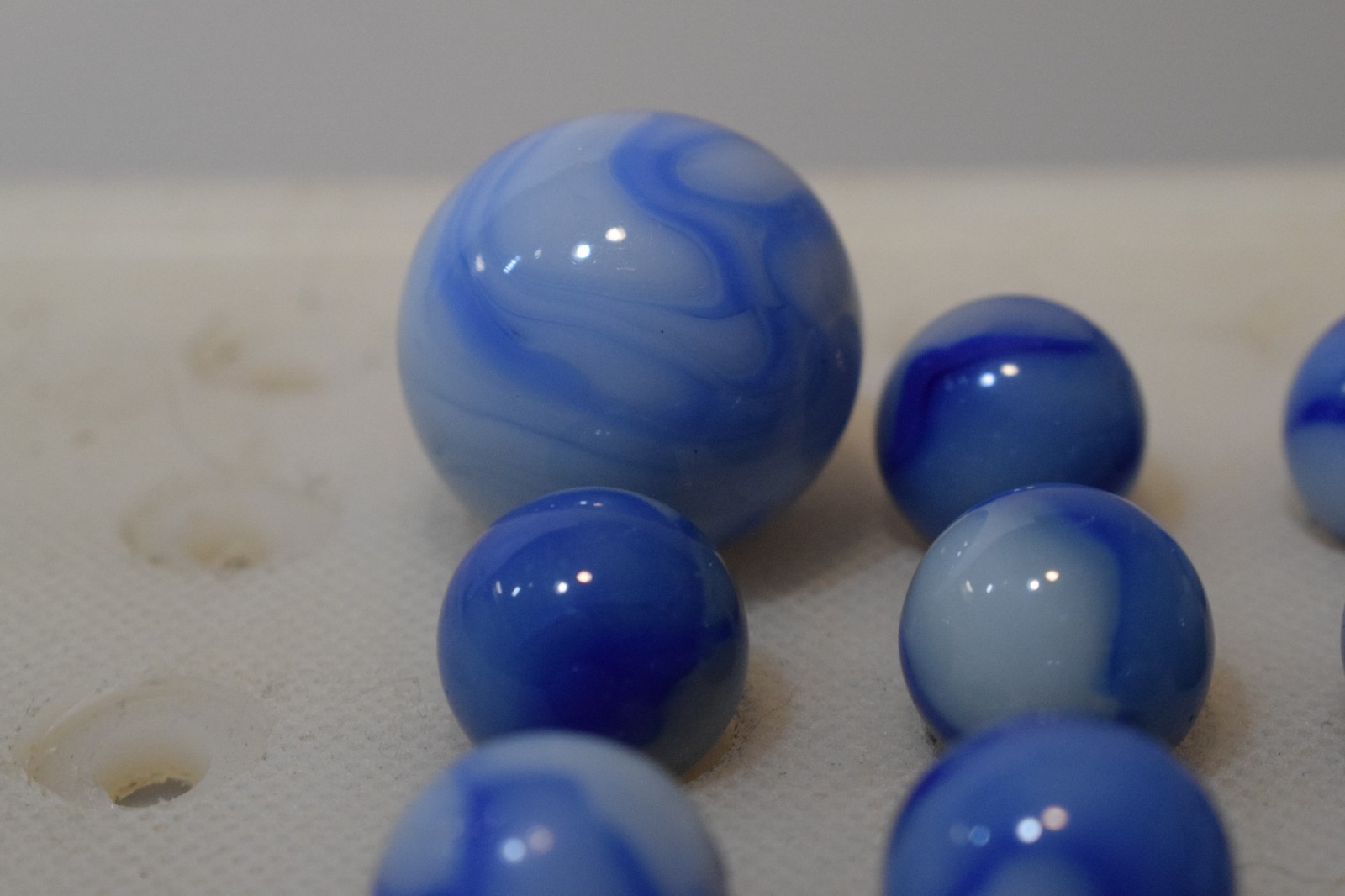 PELTIER GLASS RAINBO MARBLES BLUE ZEBRA 19PC LOT ONE CLOUDY SKY SWIRL SHOOTER