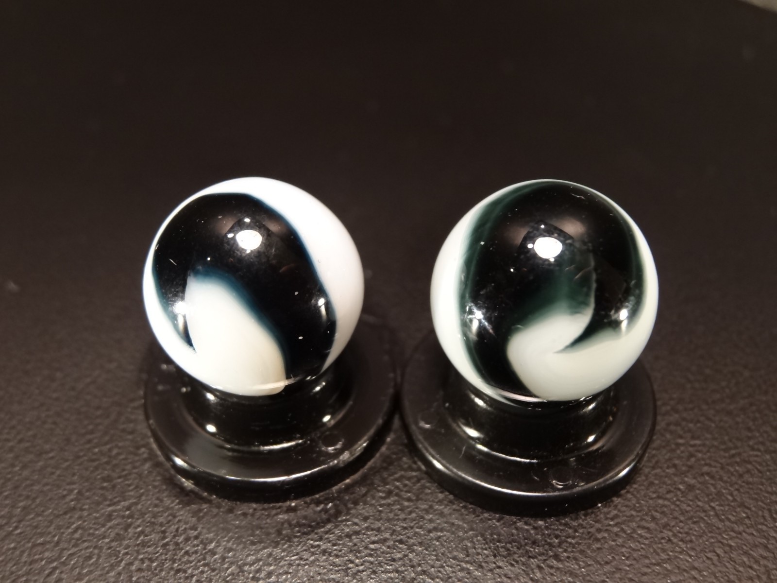 AKRO AGATE 2 Same Run BLACK TIE w/EYELASHES Rare LH and RH Corks