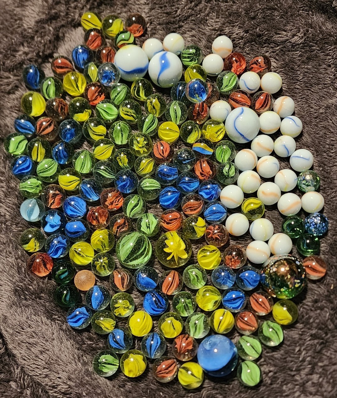 Vintage Marbles Mixed Lot 164 Marbles 7 Big 157 Small/regular Speckled And Other