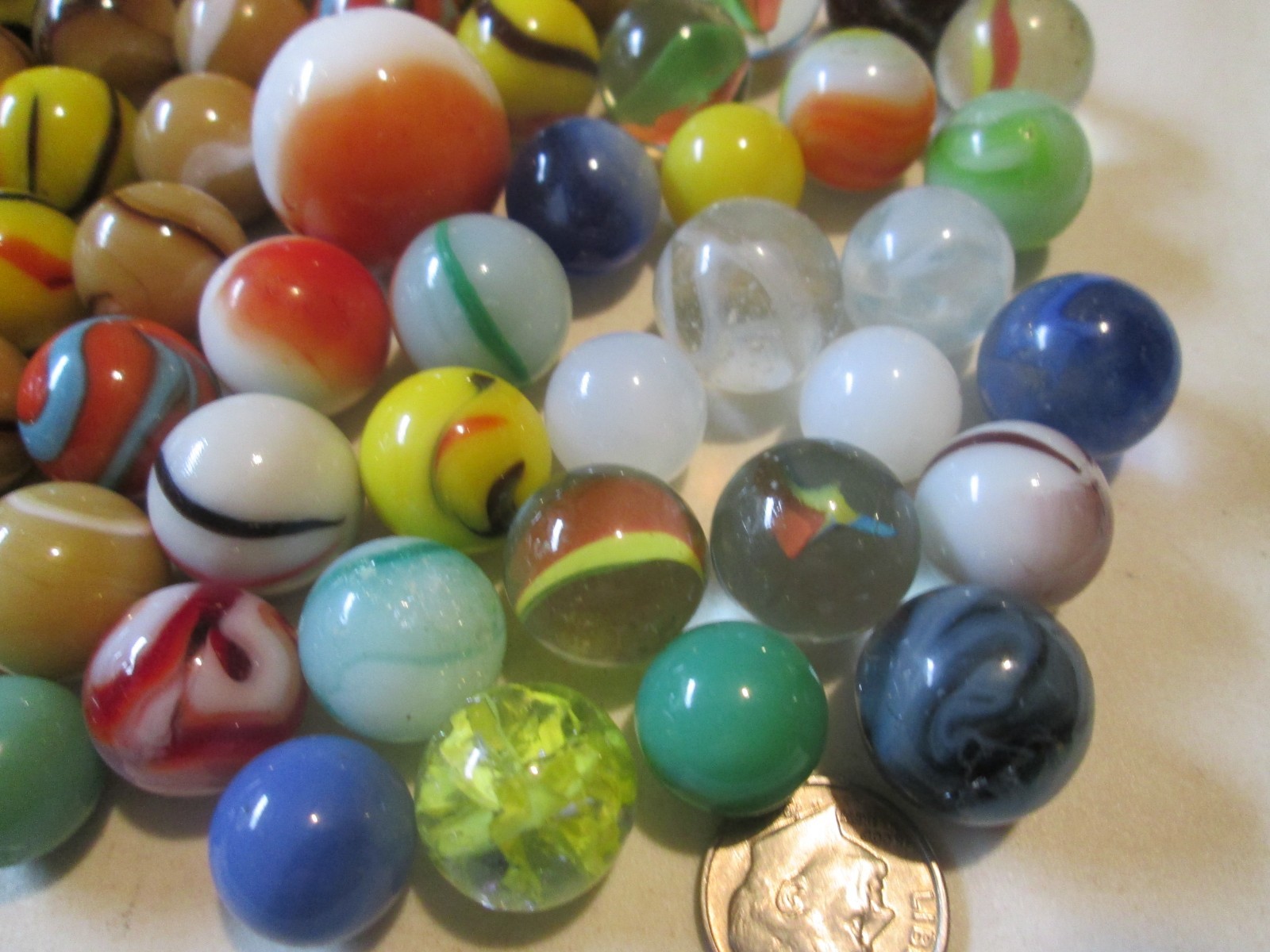 LOT OF 75 VINTAGE Swirl Marbles SOME CATSEYE SHOOTER SOME DIFFERENT COLORS