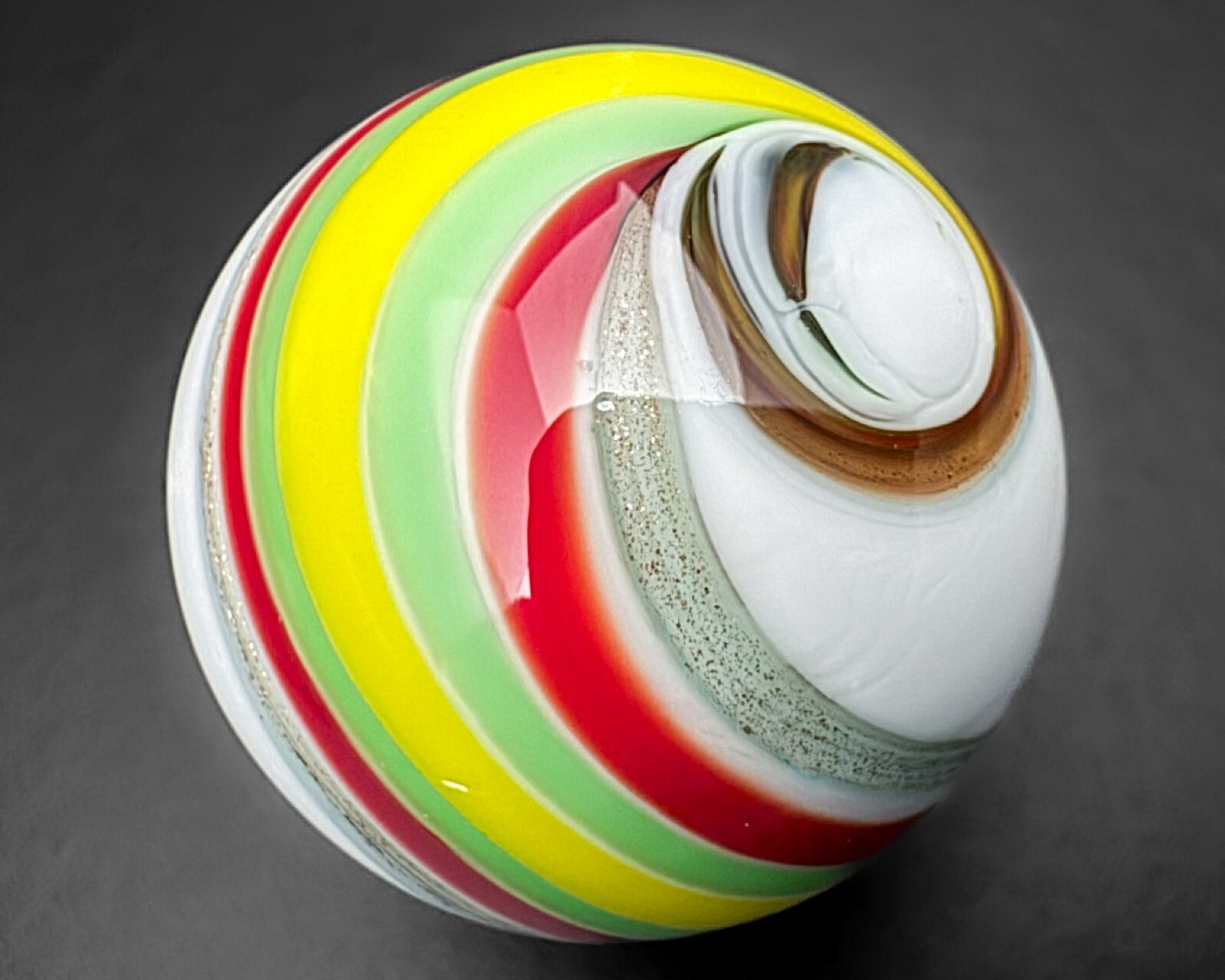 Greg Hoglin 1.12″ 2000 White Silver Green Spiral Handblown Art Glass Marble