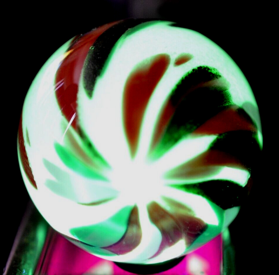 BRIAN TOSELAND GLASS MARBLE/1.797″-CHRISTMAS GUINEA-LIME GREEN UNDER BLACKLIGHT