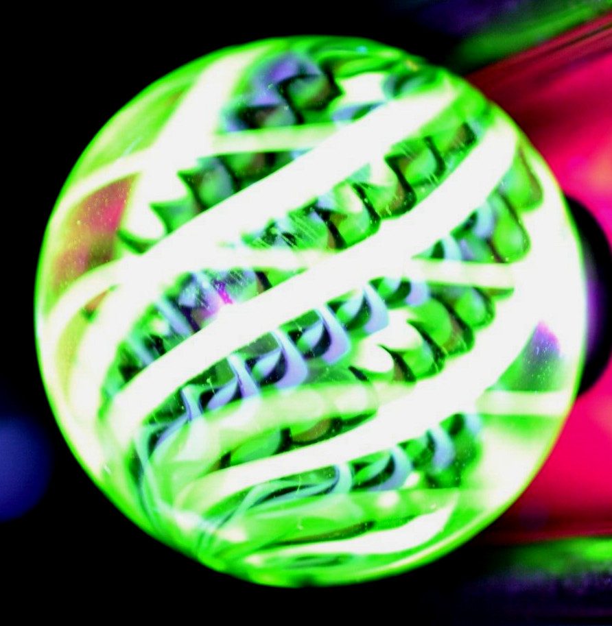 JOSHUA JUSTICE GLASS MARBLE/1.496″-BLACKLIGHT 10 CANE TWIST-2 BL RIBBON SETS