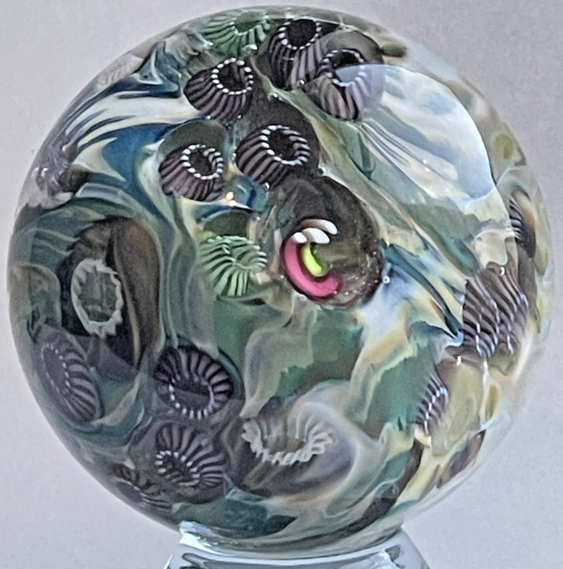 05 BOBBIE & EDDIE SEESE MARBLE SIGNED DICHROIC GLASS ART 1.95″ JELLYFISH FIELDS