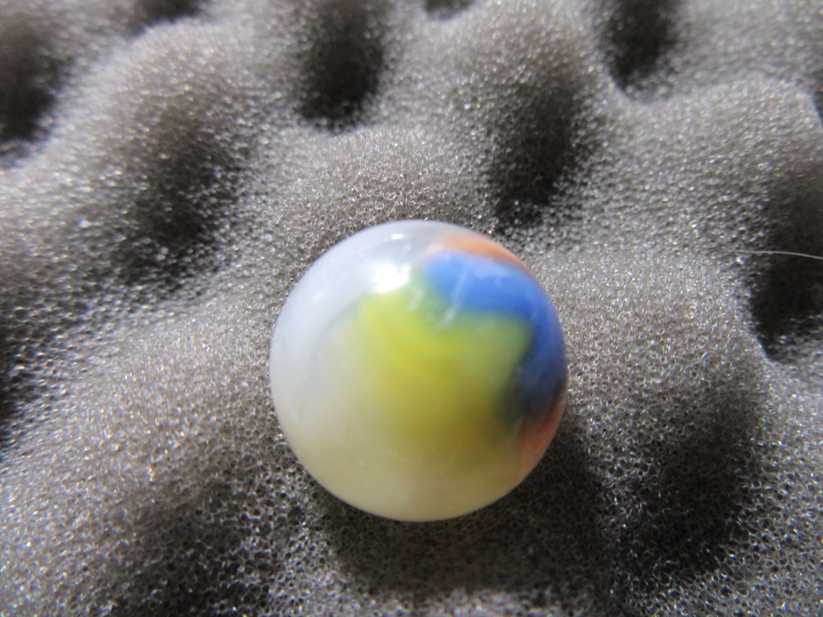 VINTAGE VITRO. Marble has a Blue Heart. w Yellow, White, Pink 21/32″