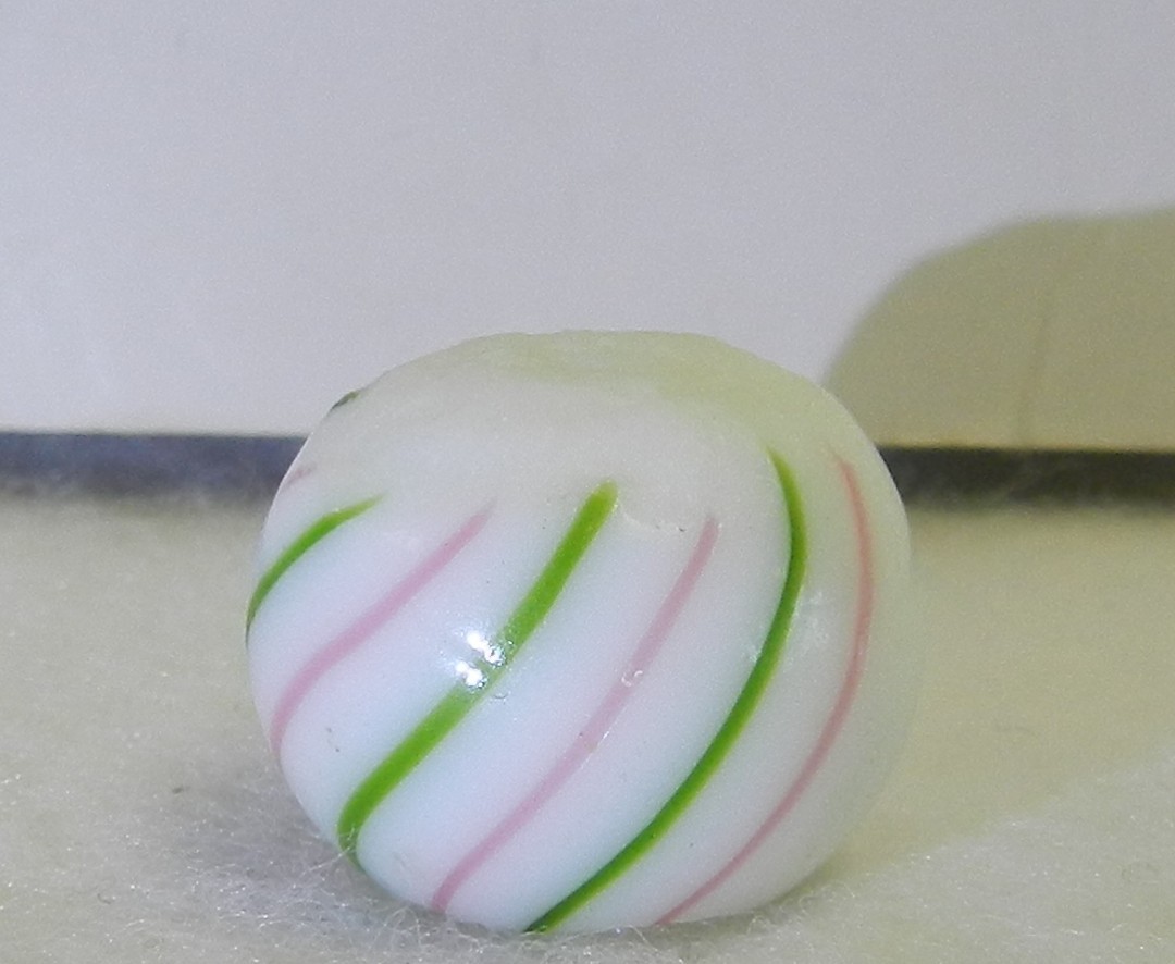 #20700m Vintage German Handmade Clambroth Marble With 2 Different Colored Lines