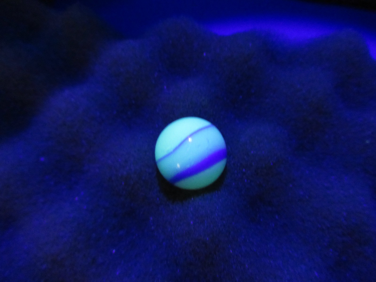 ANTIQUE PELTIER GLASS MARBLE. RAINBO BLUE 5/8″ UV Pre-1938