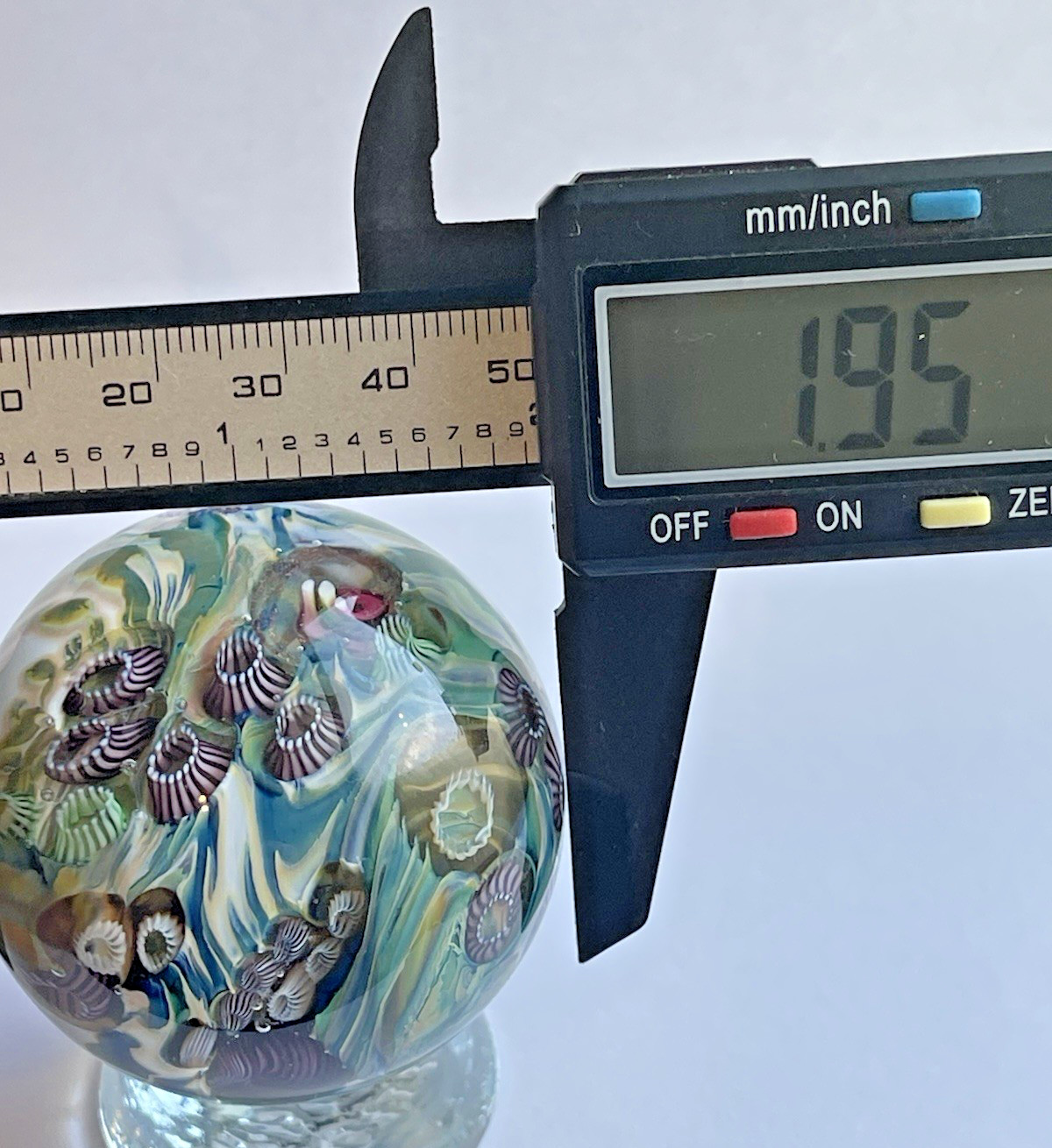 05 BOBBIE & EDDIE SEESE MARBLE SIGNED DICHROIC GLASS ART 1.95″ JELLYFISH FIELDS