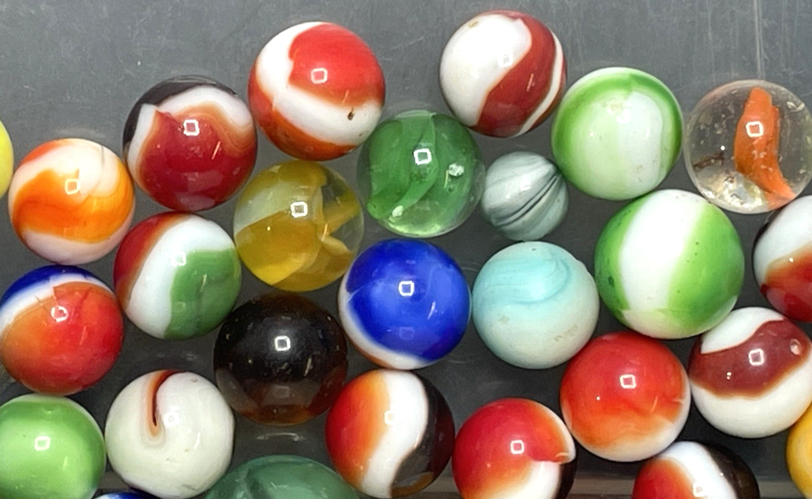 VINTAGE MARBLES LOT 50 pc AKRO AGATE MARBLE KING PELTIER PATCH SWIRL a