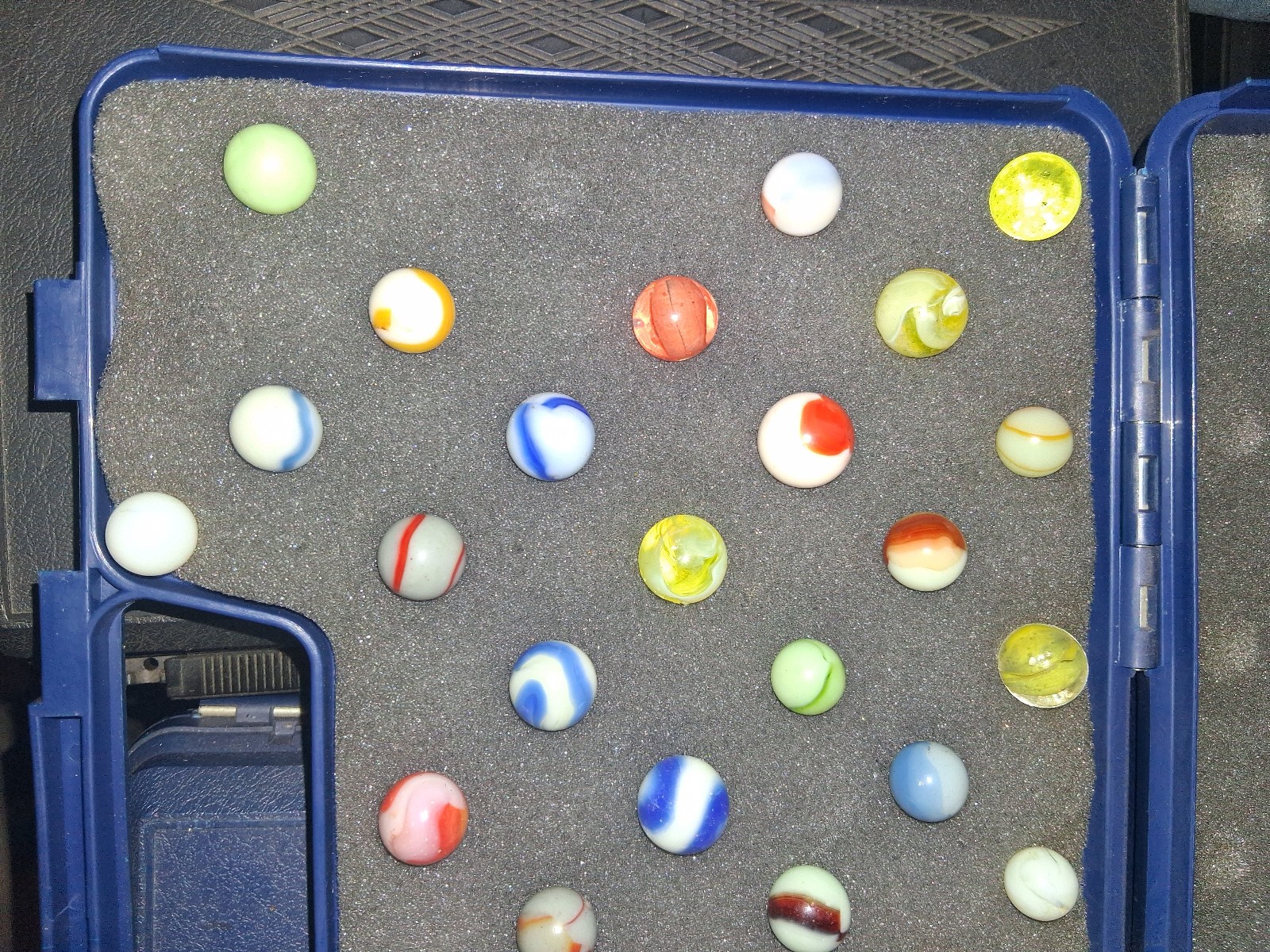 Vintage Mostly Flourescent Uranium UV Marbles W/ Case Akro Peltier Christensen ?