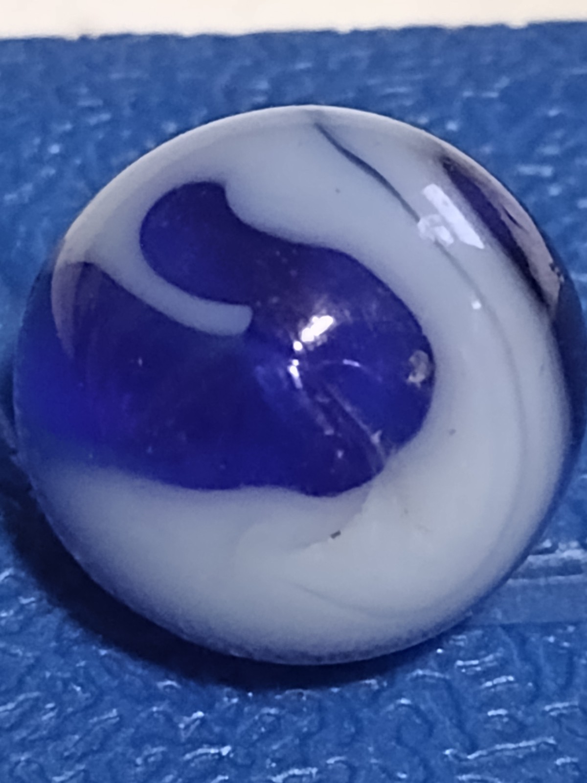 🎁Vintage Blue & White Swirl Marble .62 Very Good Condition