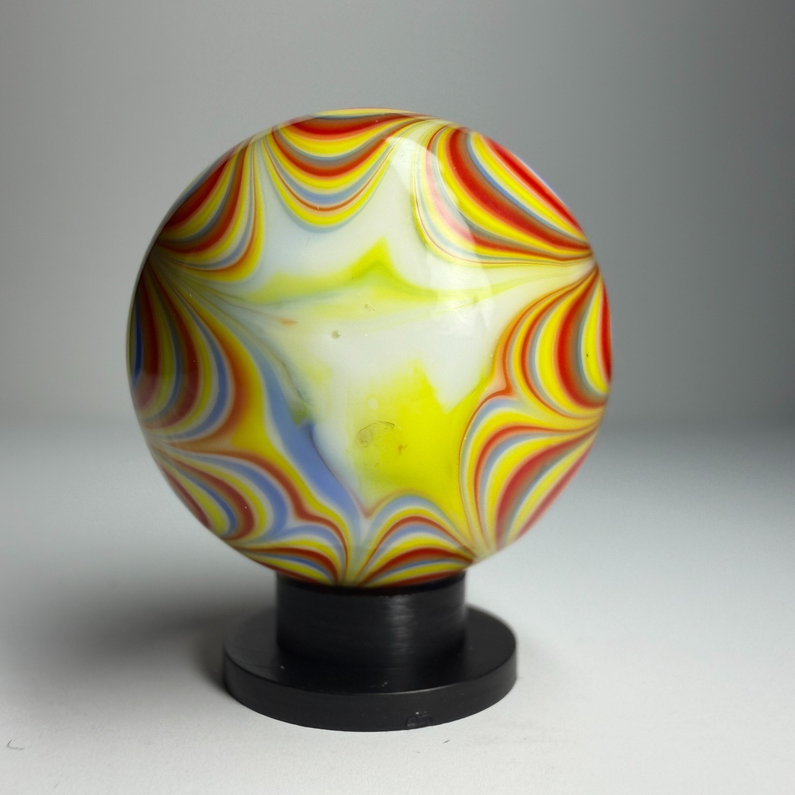 25mm RAZZAMATAZZ Handmade Glass Marbles Large 1″ SHOOTER Superman Colors + Stand
