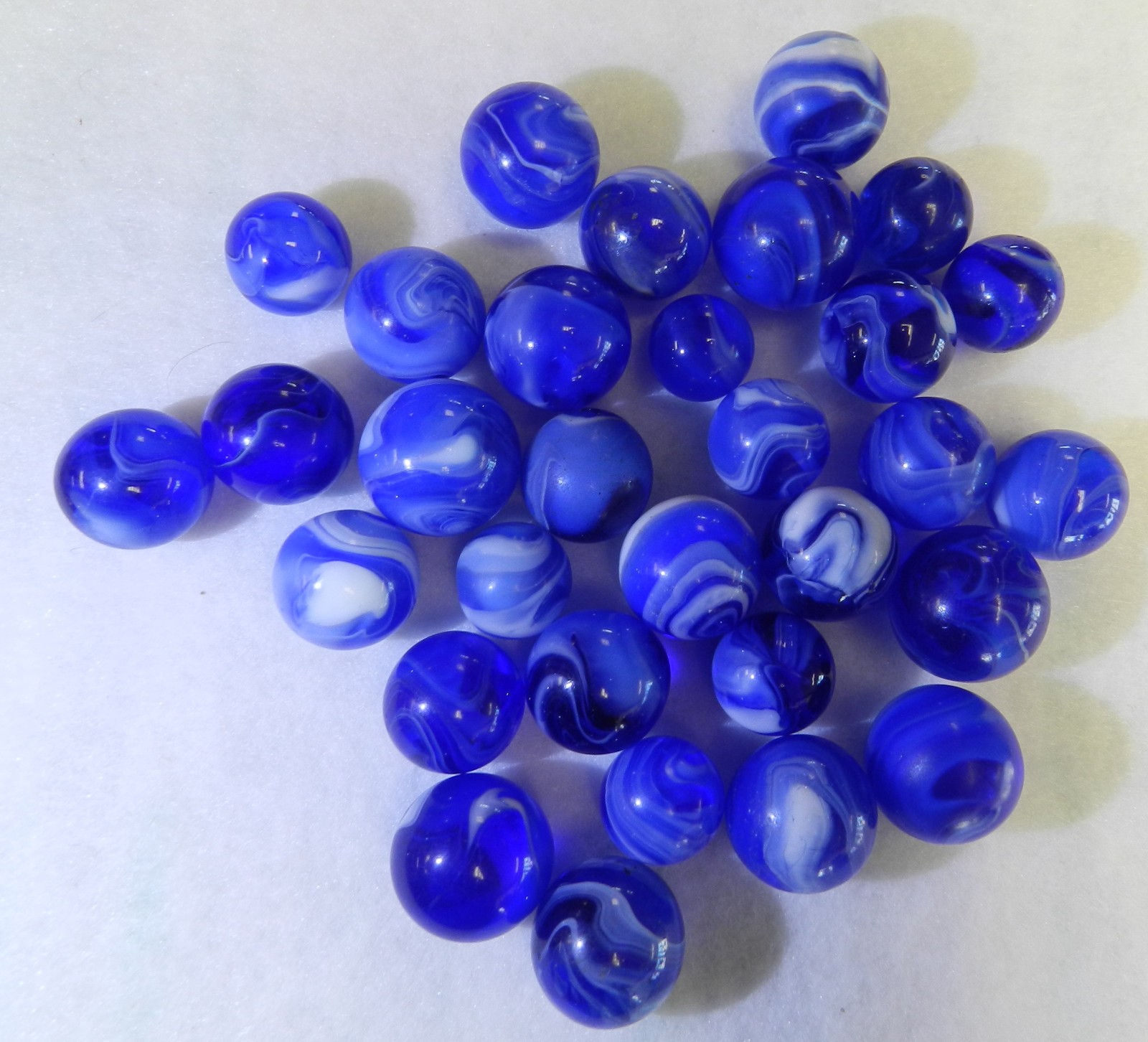 #20511m Vintage Group or Lot of 30 Mixed Company Ungraded Blue Slag Marbles