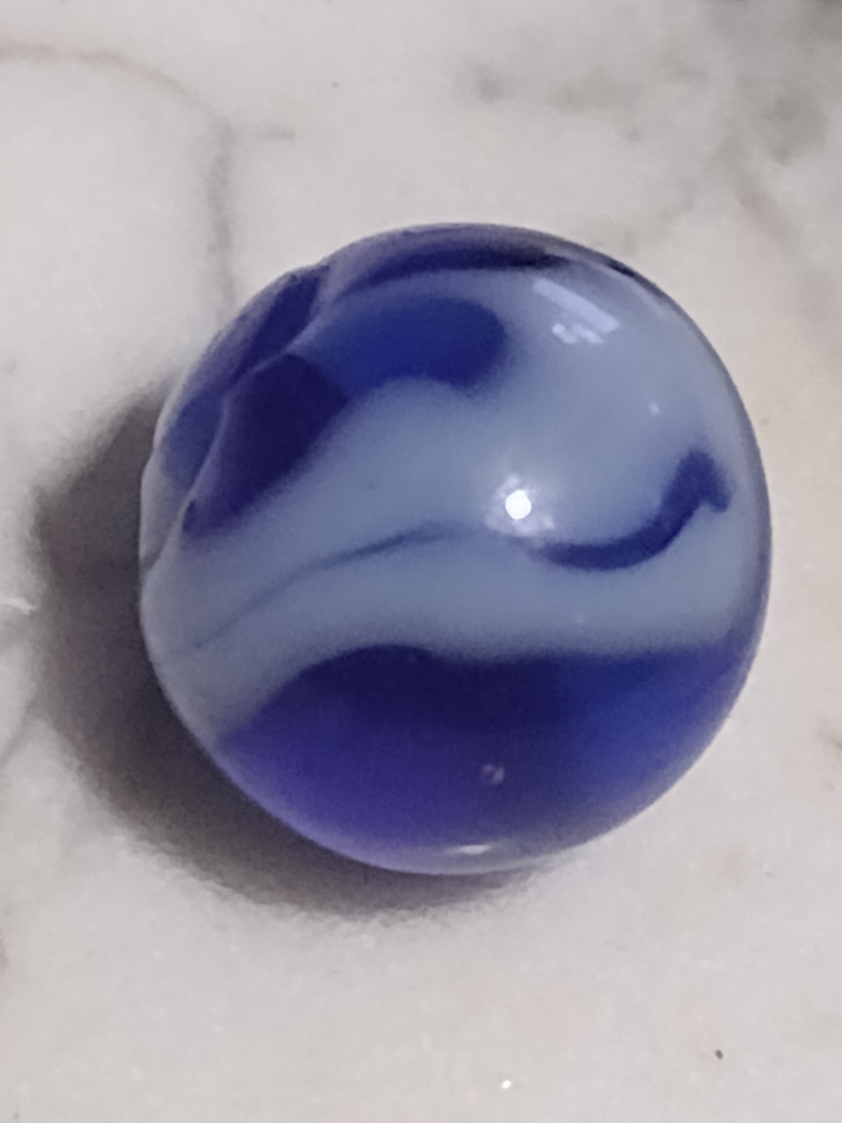 🎁Vintage Blue & White Swirl Marble .62 Very Good Condition