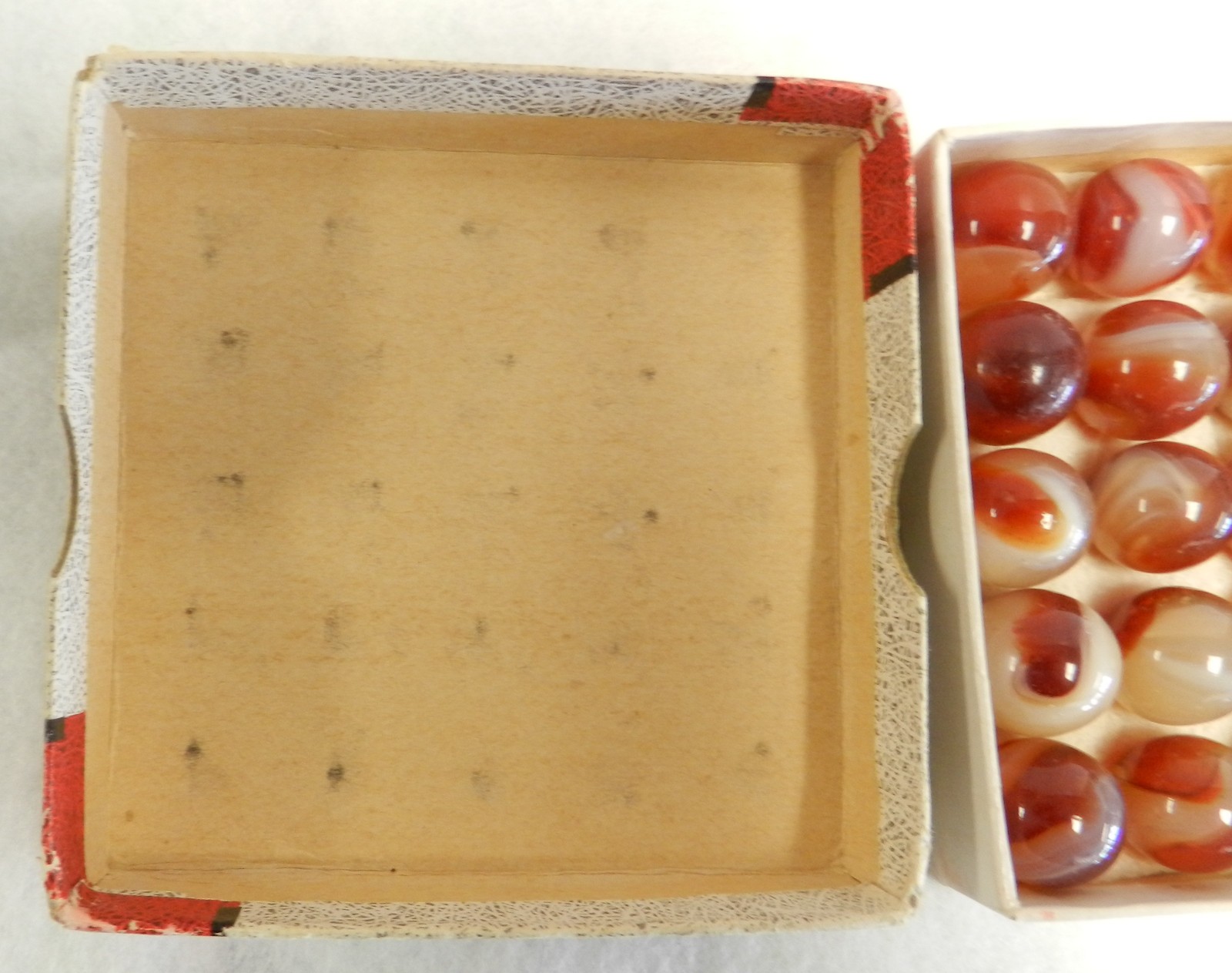#20460m Very Nice Akro Agate Carnelian Box No 1 With Marbles