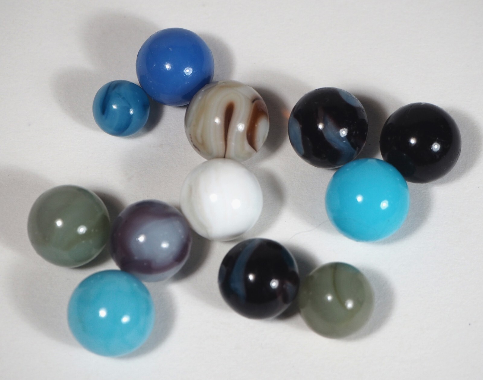 Lot of 12 Peewee Glass Marbles 3/8-1/2″ / 9-13mm in Very Good Condition