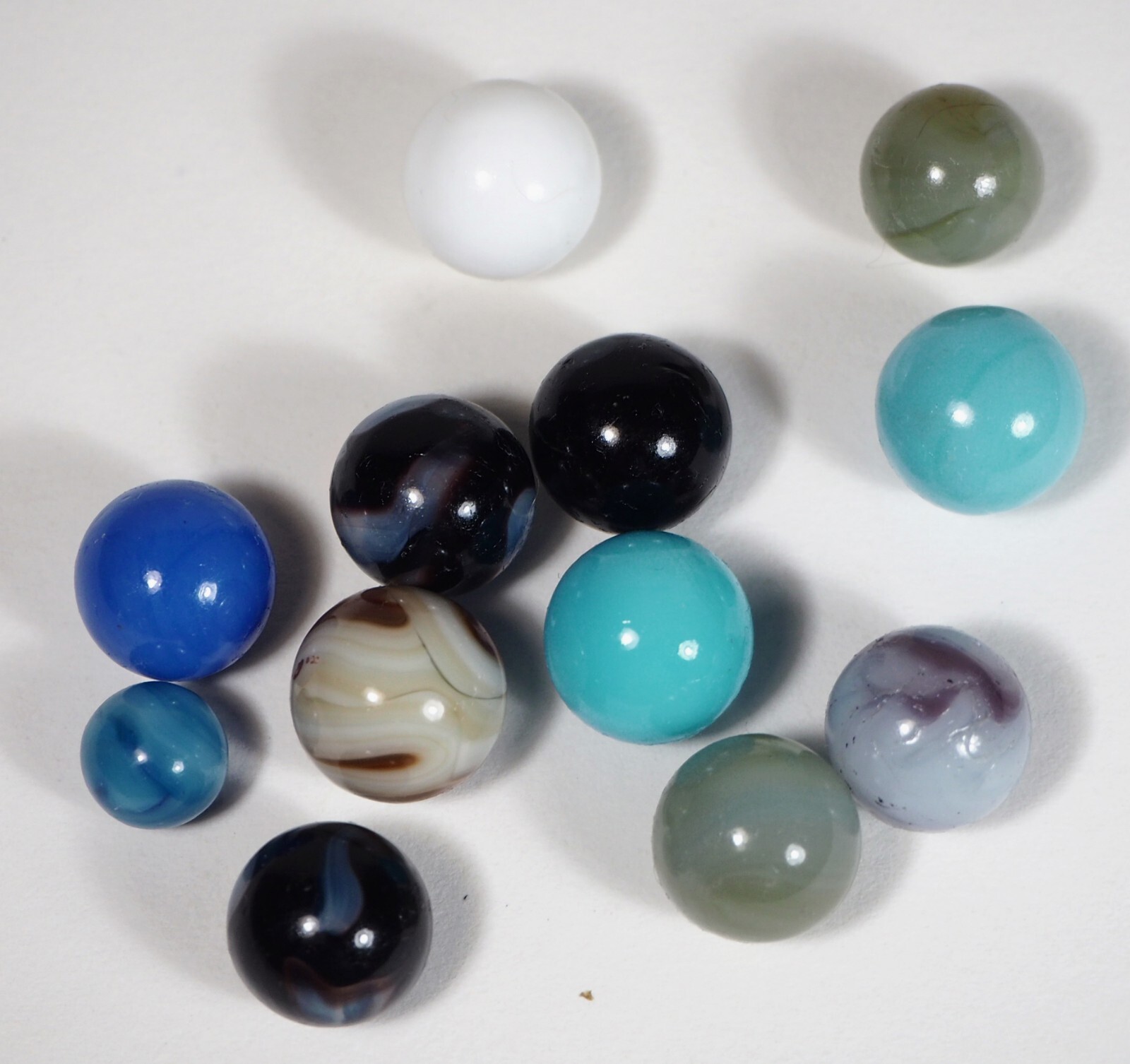 Lot of 12 Peewee Glass Marbles 3/8-1/2″ / 9-13mm in Very Good Condition
