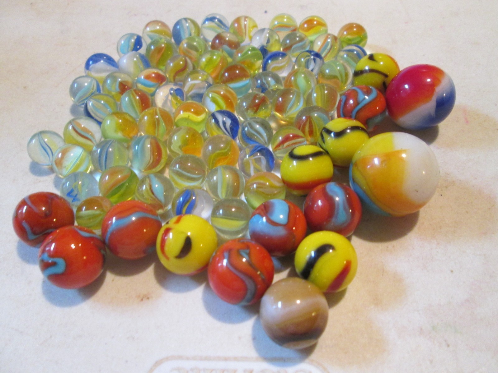 LOT OF 75 VINTAGE Swirl Marbles SOME CATSEYE SHOOTER SOME DIFFERENT COLORS