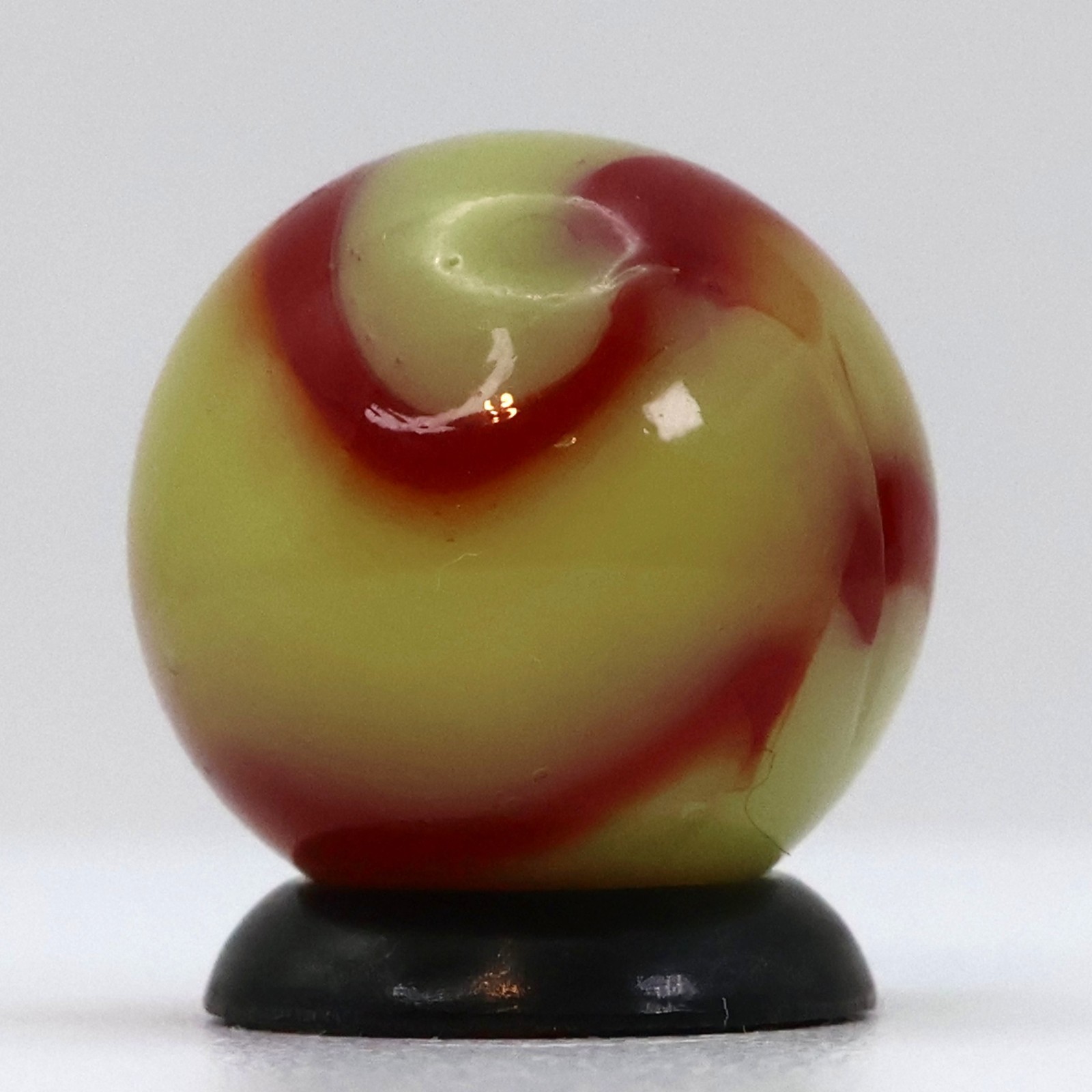 5/8″ Peltier National Line Rainbo Marble Red Bee NM+