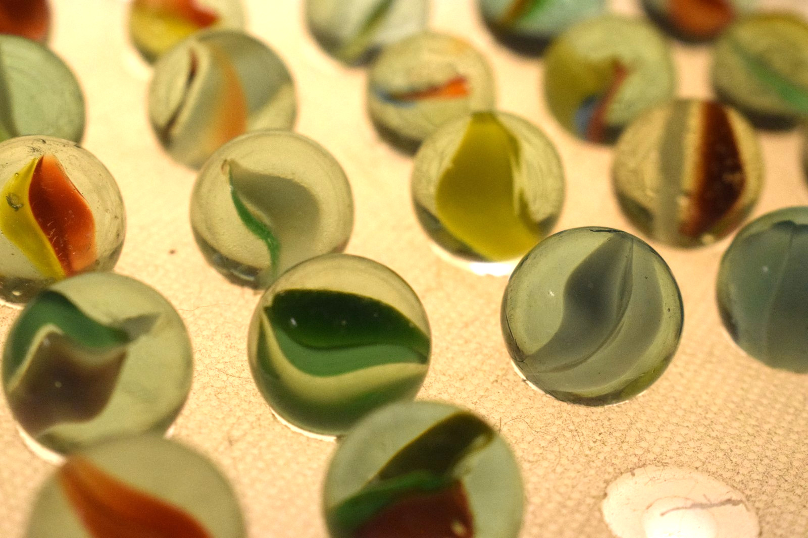 JAPAN CLEAR GREEN MARBLES CATS EYE BANANA 21PC LOT 1960s VINTAGE RED BLUE YELLOW