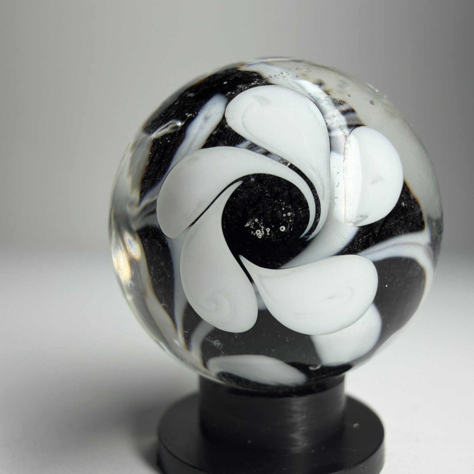 22mm HOCUS POCUS Flower Handmade Glass Marble BLACK/WHITE 7/8″ +Stand