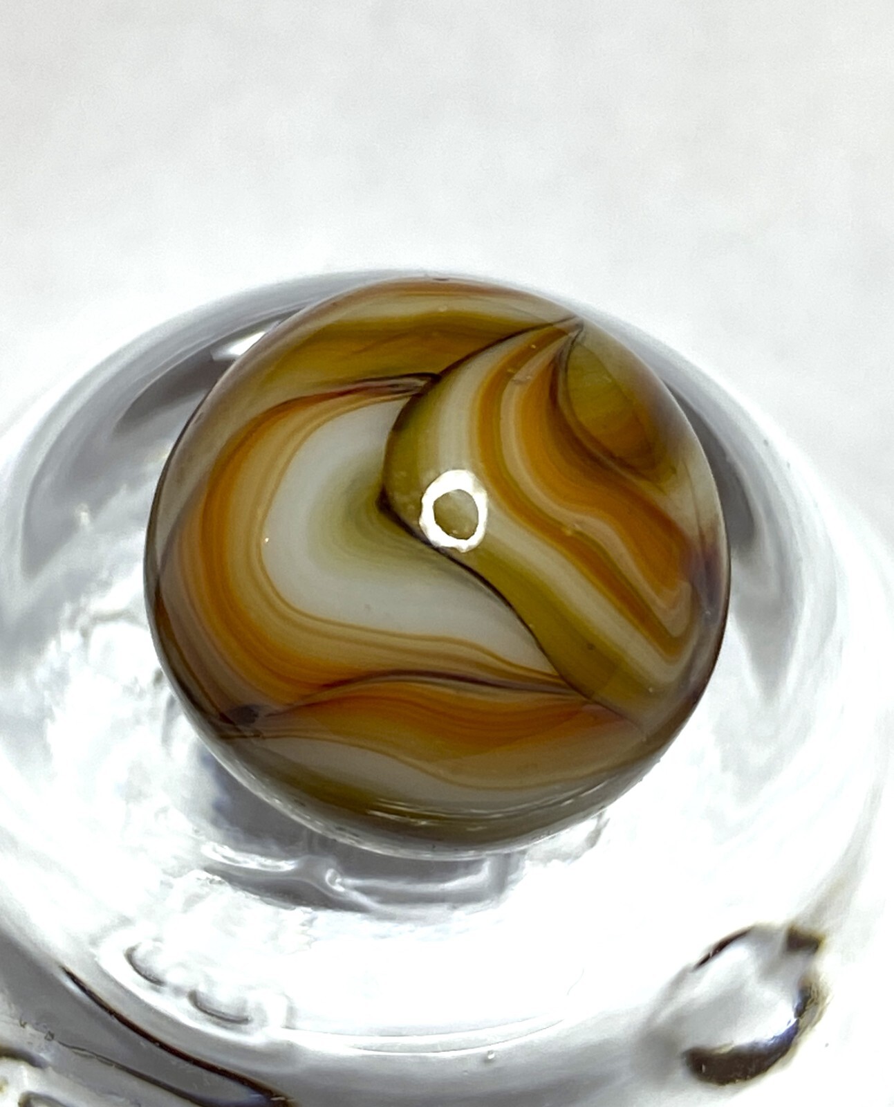 OLDER CHAMPION AGATE OPAQUE BASE WHITE BASE SWIRL NM+/- .60″ M256