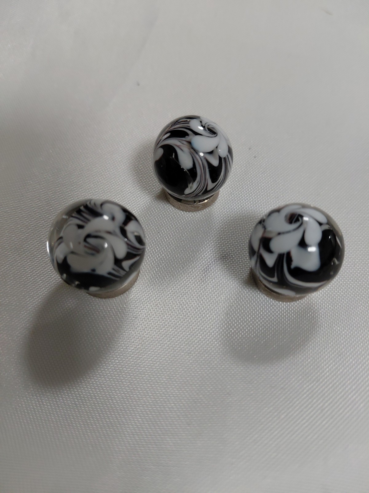 3 22mm HOCUS POCUS flower Handmade art glass BLACK/WHITE Marble 7/8″ w/stand